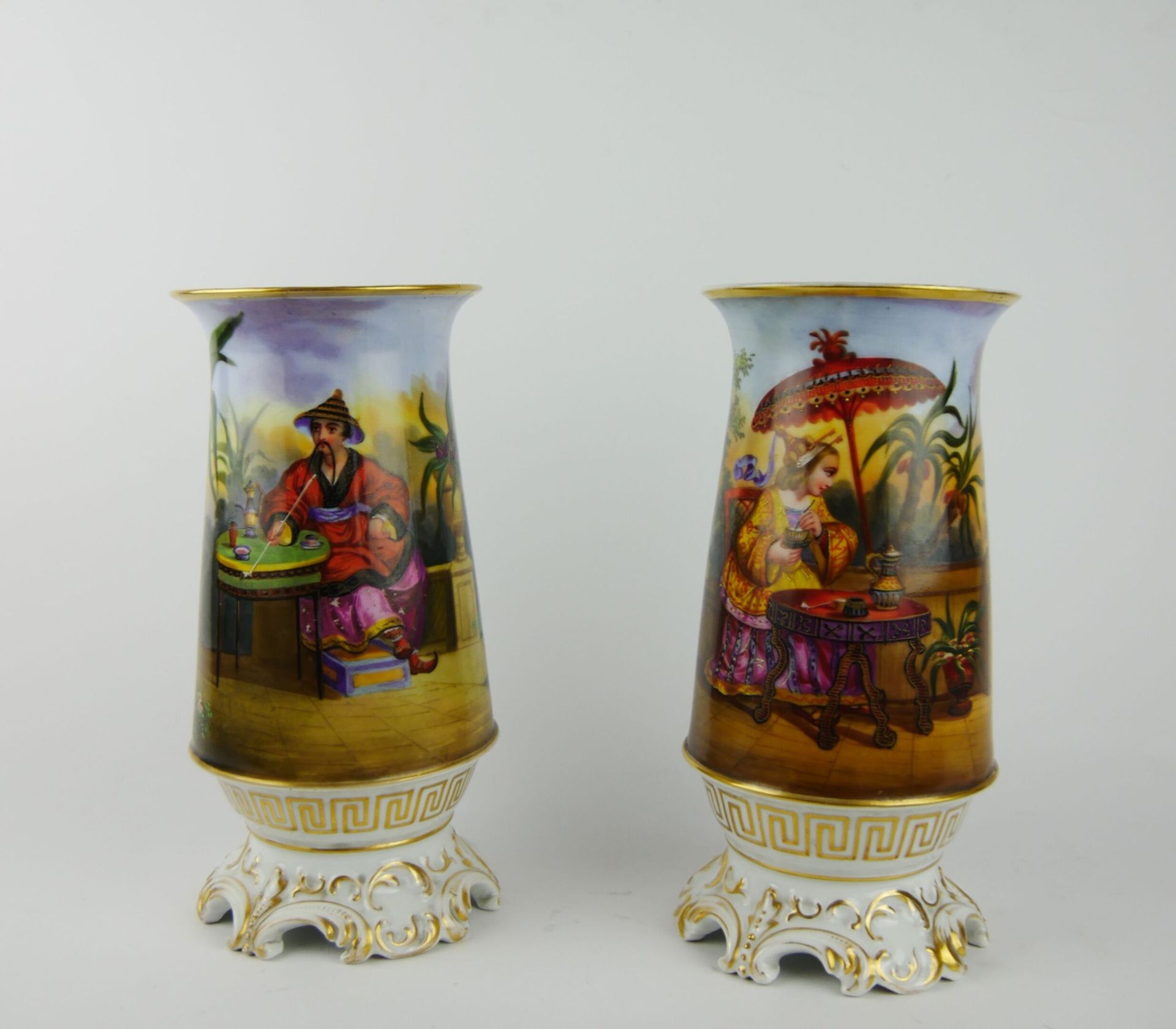 Null PARIS :

Paire de vases cylindriques en porcelaine à décor tournant polychr&hellip;
