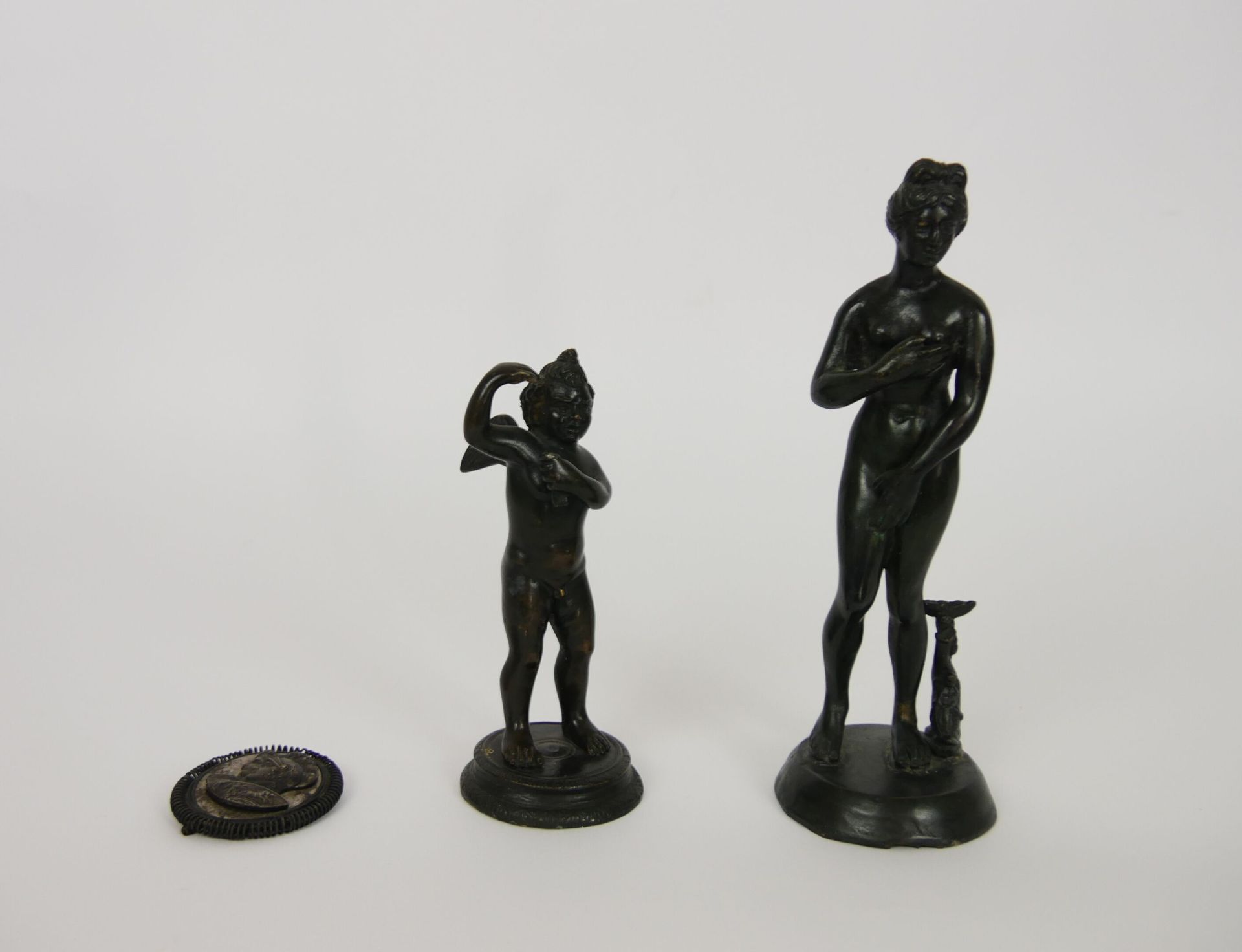 Null Deux statuettes en bronze représentant Venus et Apollon. 

Hauteurs : 19 et&hellip;