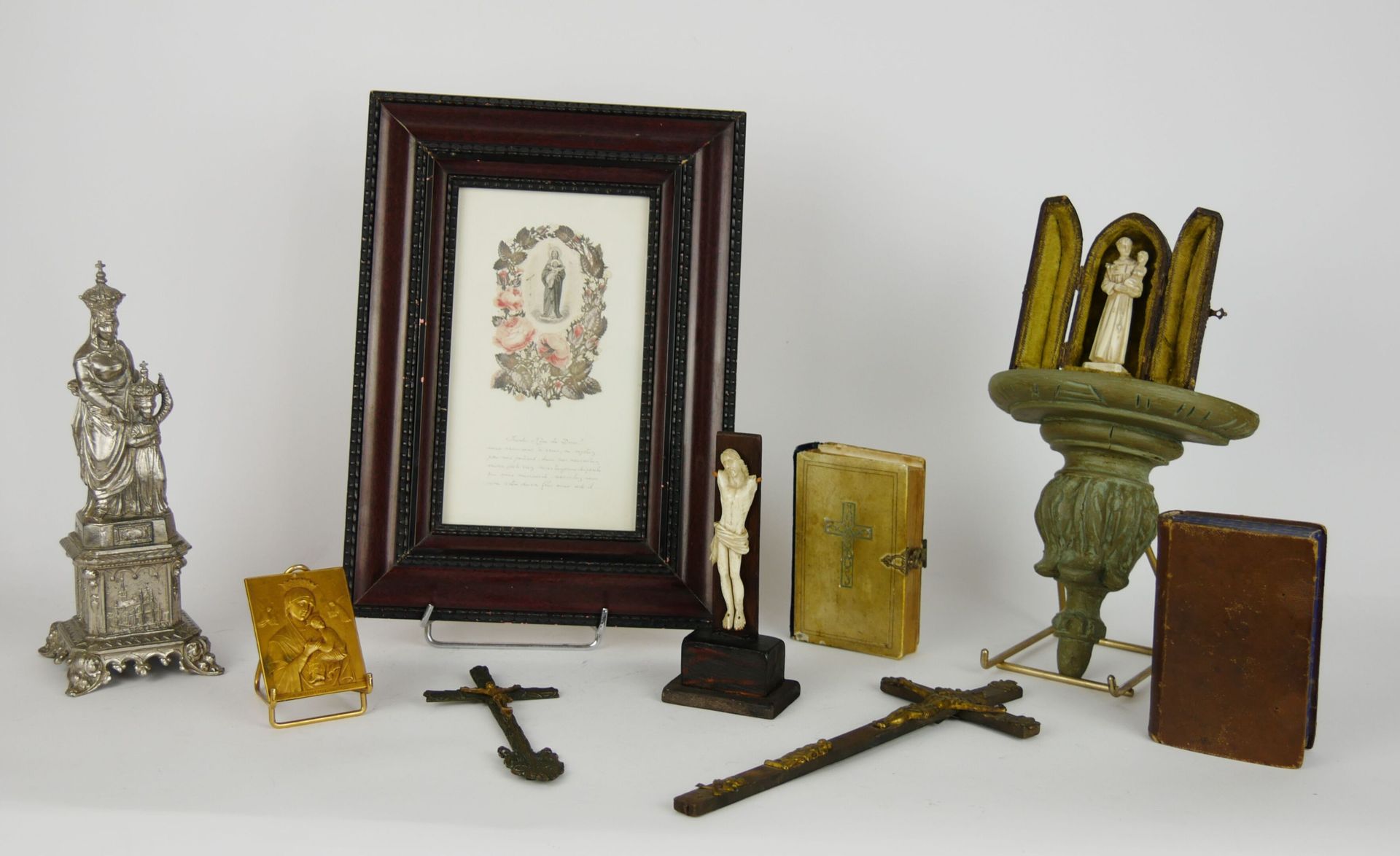 Null Lot d'objets religieux comprenant : 

Sujet en os représentant Saint-Franço&hellip;