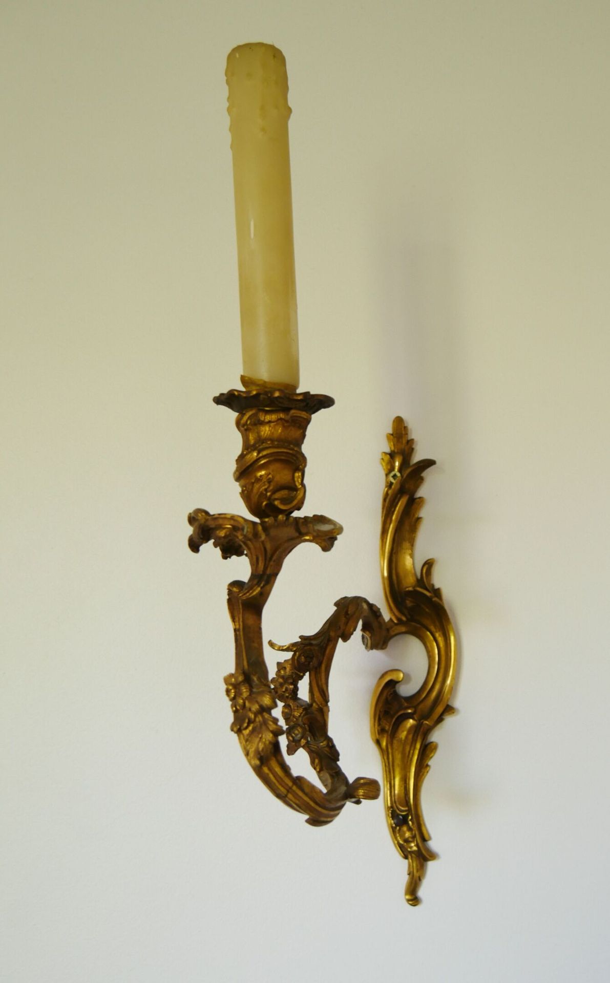 Null Paire d'appliques en bronze doré à un bras de lumière, à décor de fleurs ép&hellip;