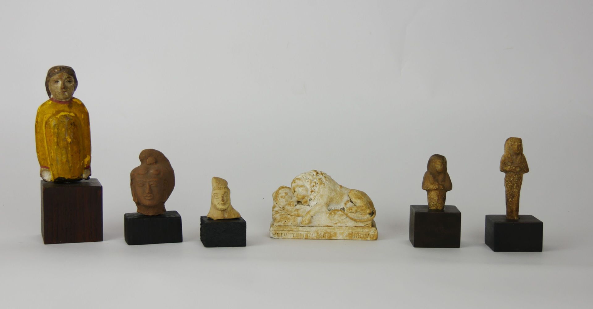 Null Lot d'objets « souvenirs de voyage » comprenant : 

Une tête grecque

Une f&hellip;