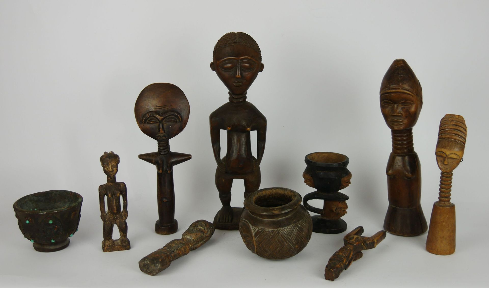 Null Lot d'objets d'arts africain en bois, souvenirs de voyage, comprenant des f&hellip;