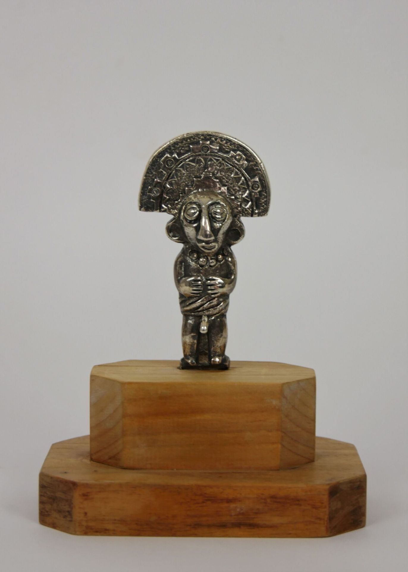 Null PEROU

Statuette en argent 925 millième représentant un dieu inca. 

Hauteu&hellip;