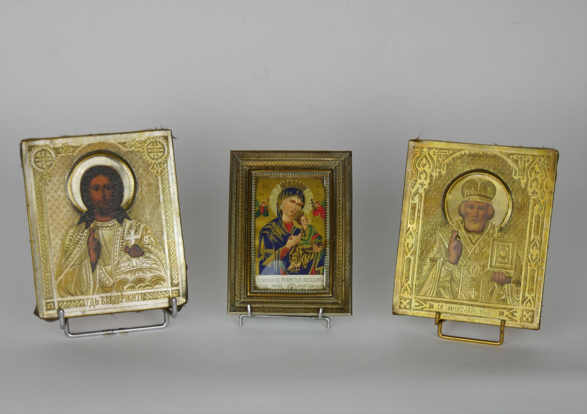 Null Lot de trois icônes représentant le Christ, la Vierge et un Saint en métal &hellip;