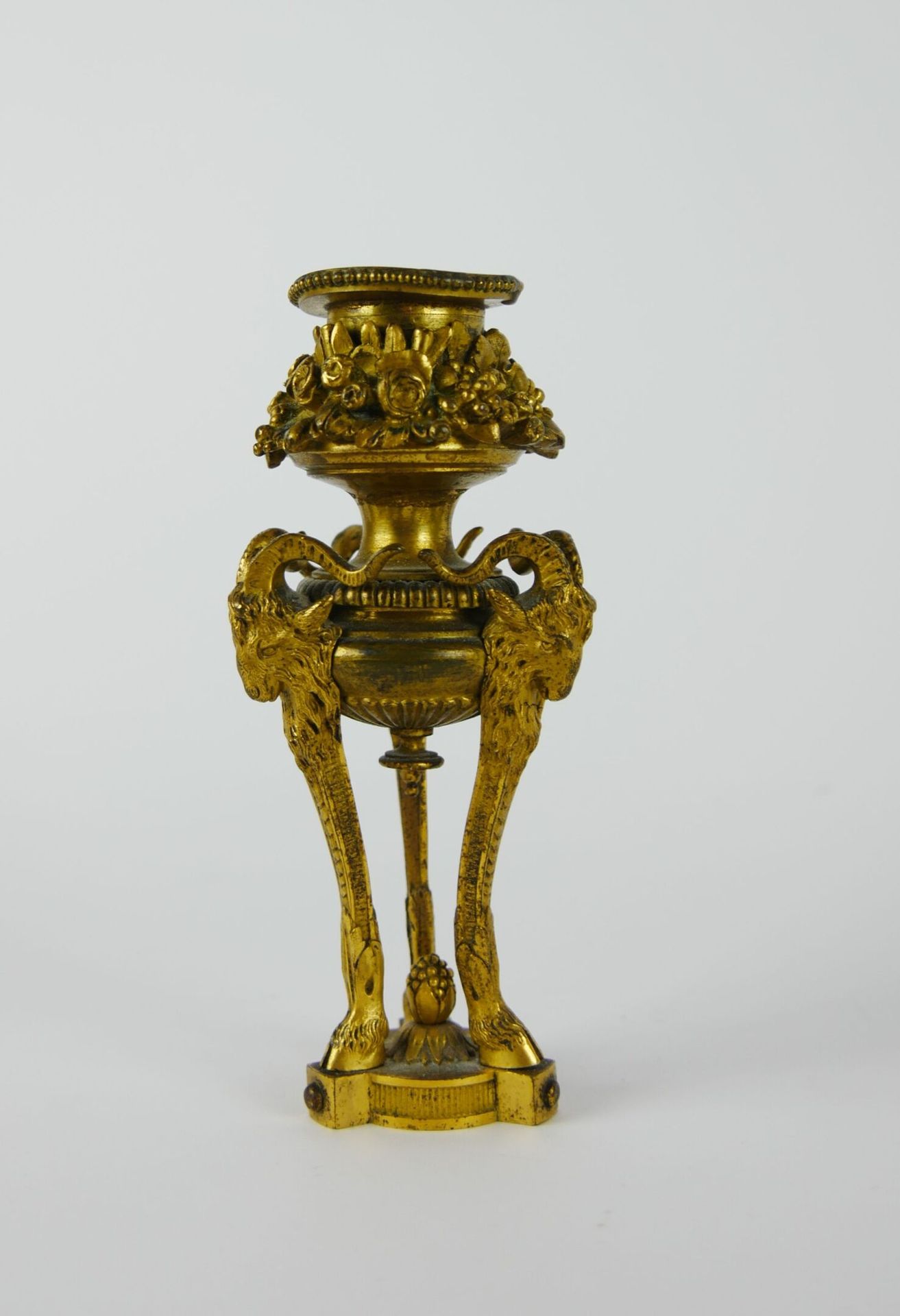 Null Petit flambeau en bronze doré en forme d'Athénienne à décor de fleurs et tê&hellip;