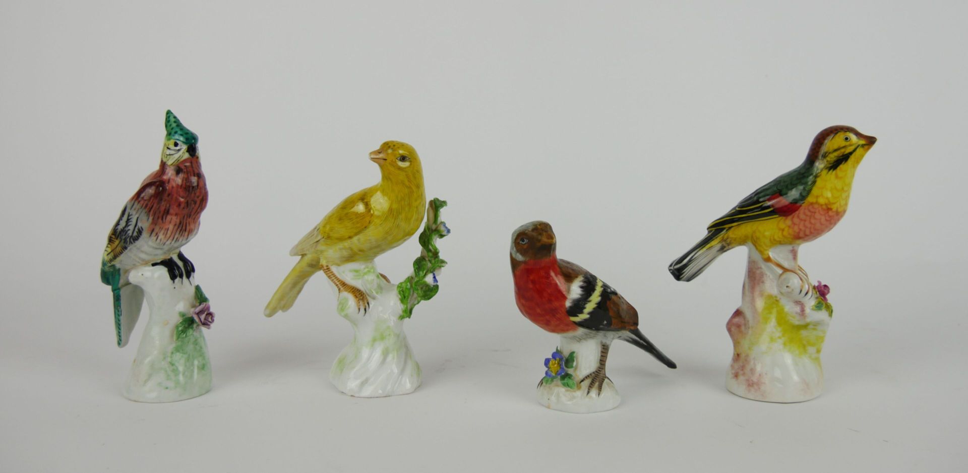 Null Suite de quatre oiseaux en porcelaine à décor polychrome au naturel. 

Trav&hellip;