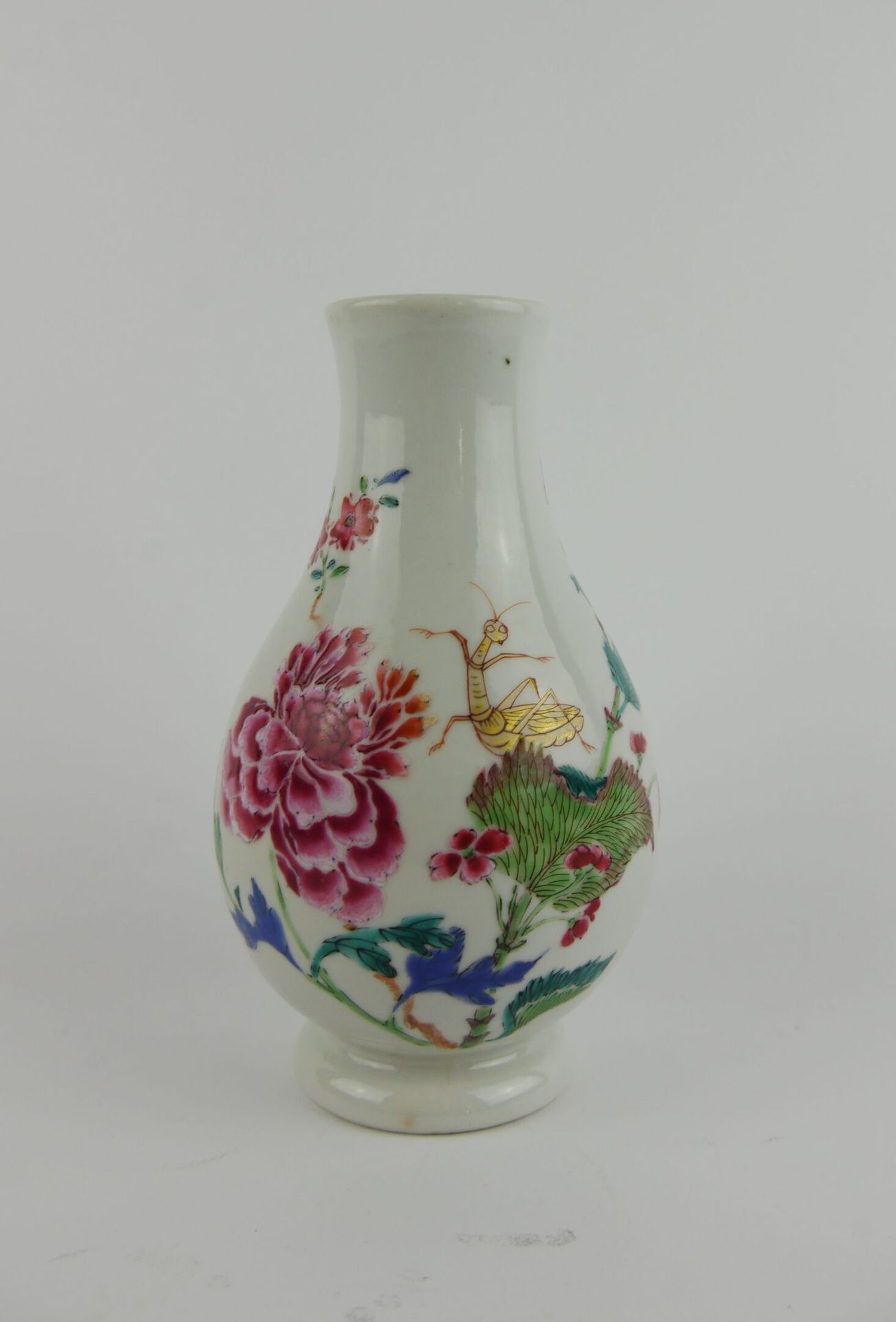 Null CHINE :

Petit vase balustre en porcelaine à décor polychrome aux émaux de &hellip;