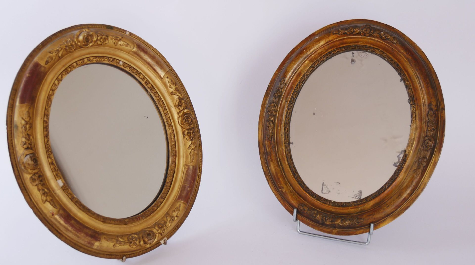 Null Deux miroirs ovales en bois doré à décor sculpté de roses dans des branchag&hellip;
