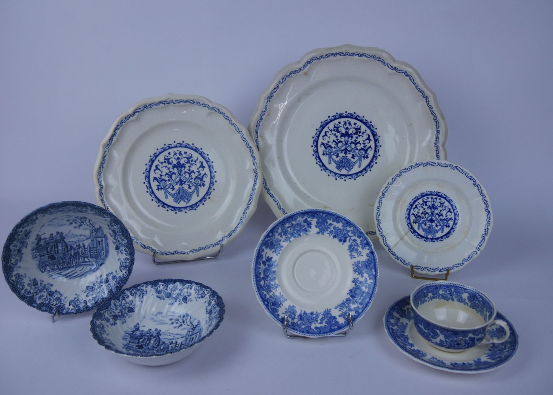 Null GIEN 法国

陶器晚餐服务的一部分，装饰有白底蓝字的花纹徽章和羔羊图案，包括:

9个大盘子。直径：25厘米

2个小盘子。直径：15厘米（事故）&hellip;
