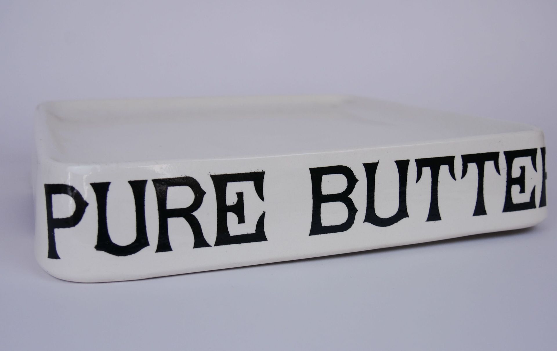 Null G.RUSHBROOKE 史密斯菲尔德

刻有 "PURE BUTTER "字样的方形陶瓷锅垫。

1890年前后的英语作品

尺寸：6 x 33 x&hellip;