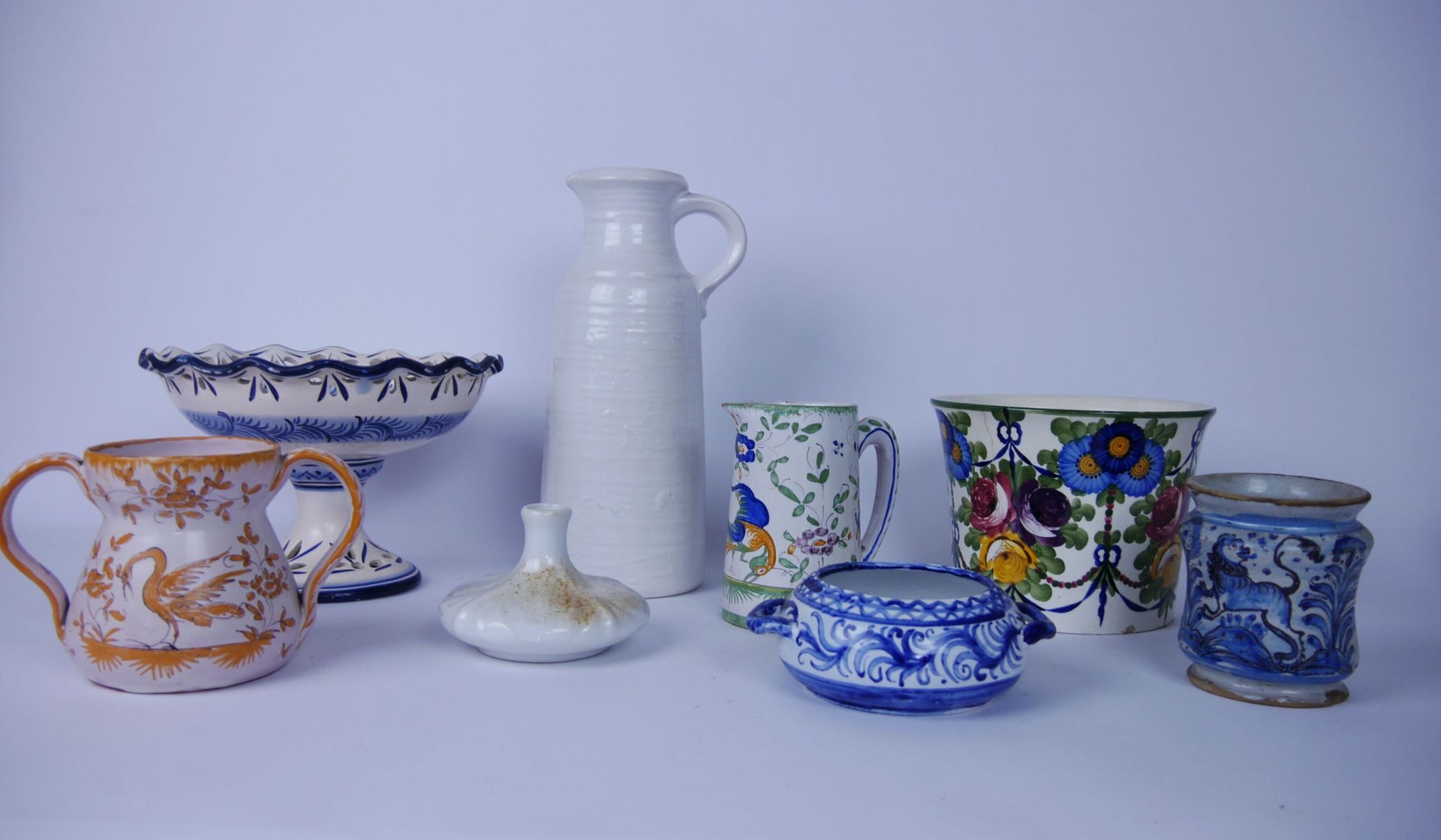 Null 一批法国和外国的陶瓷形状，包括:

1个陶制陶罐盘。尺寸：12 x 19 x 13厘米

1个圆盘，有两个把手，陶器，白色和蓝色装饰。尺寸：6,5 x&hellip;