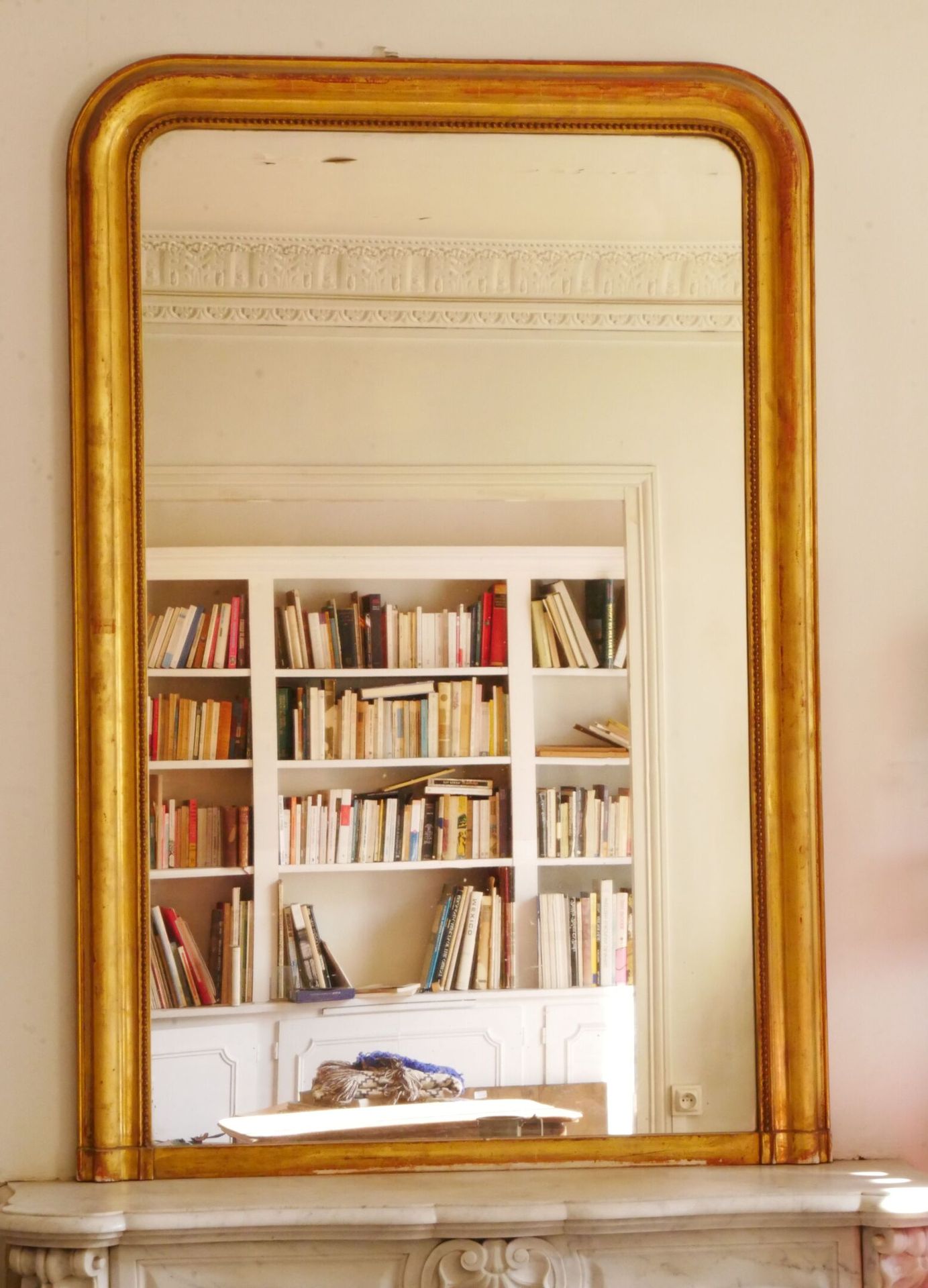Null Miroir en bois et stuc doré, de forme rectangulaire, le fronton cintré à dé&hellip;