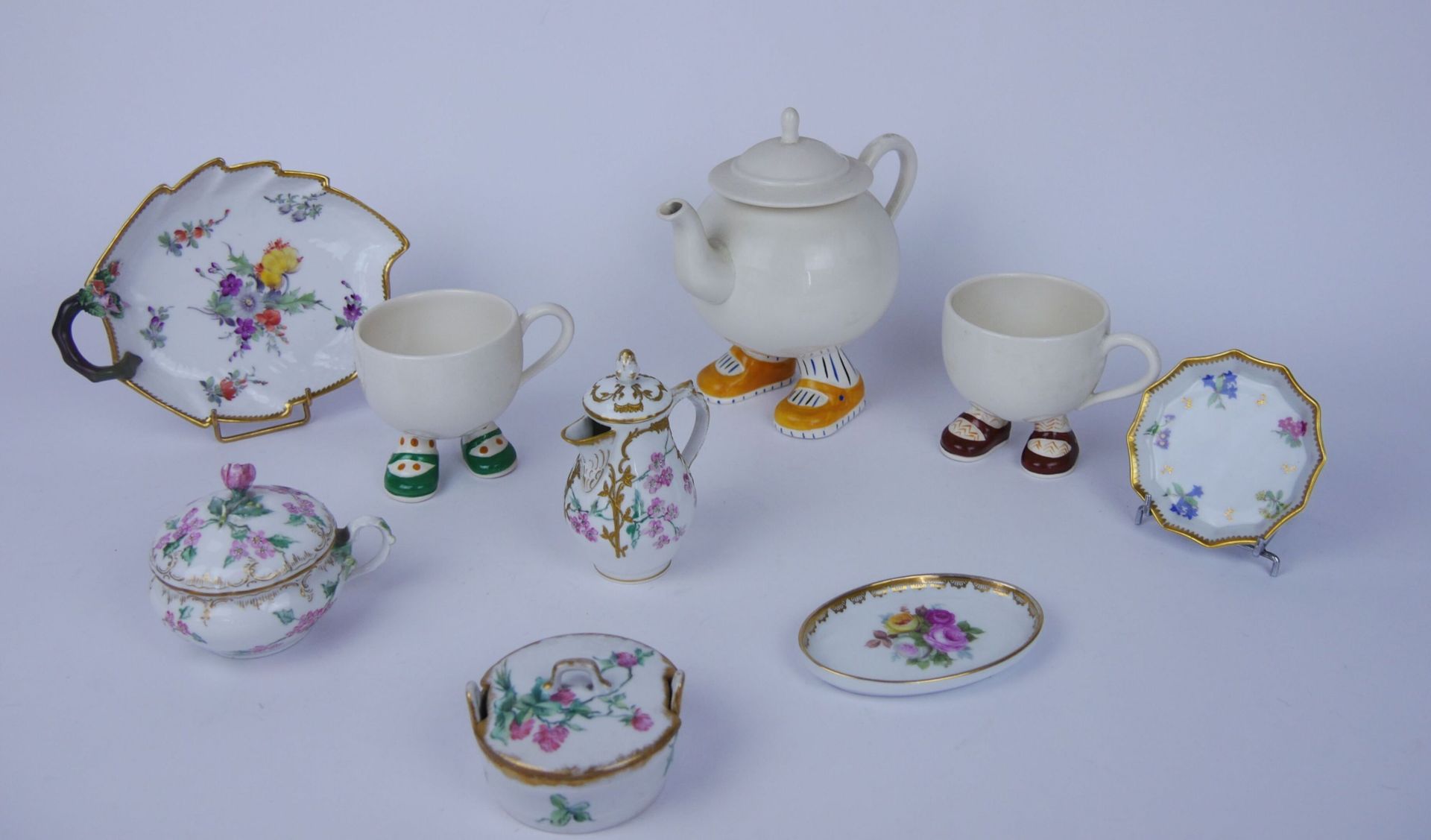 Null Lot de porcelaine étrangère comprenant : 

Un pot à lait et une tasse couve&hellip;