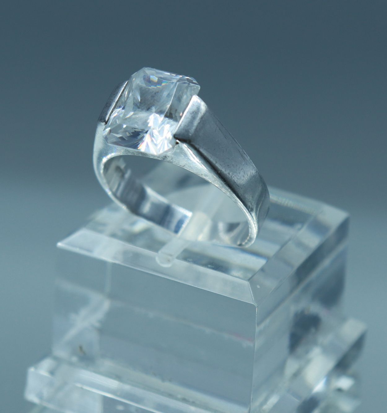 Null Ring aus Silber 925 Tausendstel, zentriert mit einem Strassstein in rechtec&hellip;