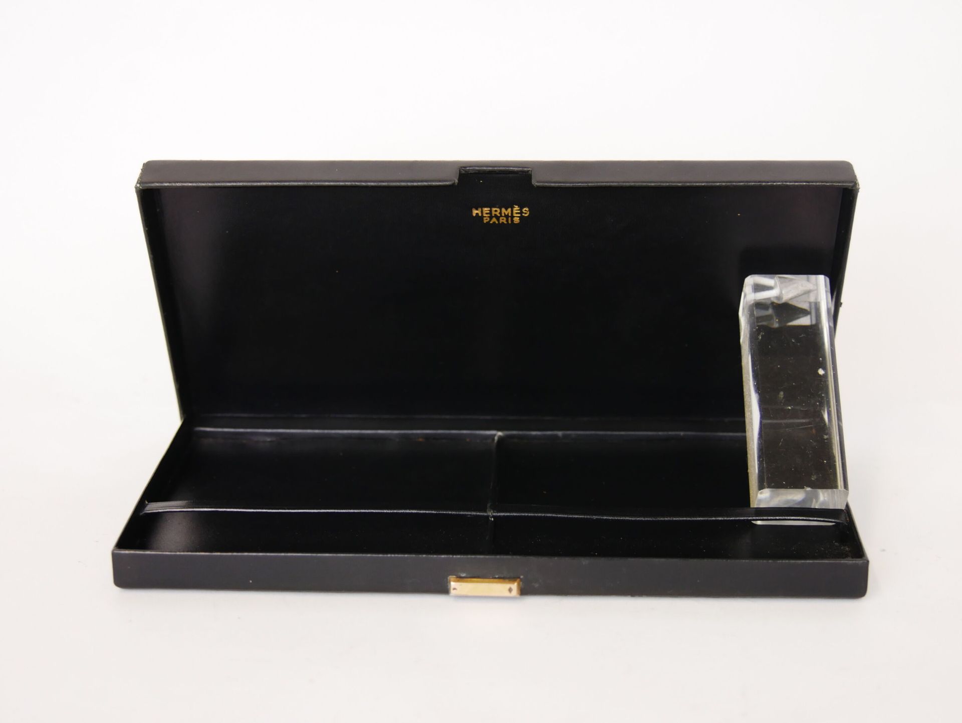 Null HERMES巴黎

长方形烟盒，黑色皮革包覆，金质扣子75万分之一。

尺寸：8 x 17 cm

(轻微磨损，有痕迹）。



抽签将于2021年1&hellip;