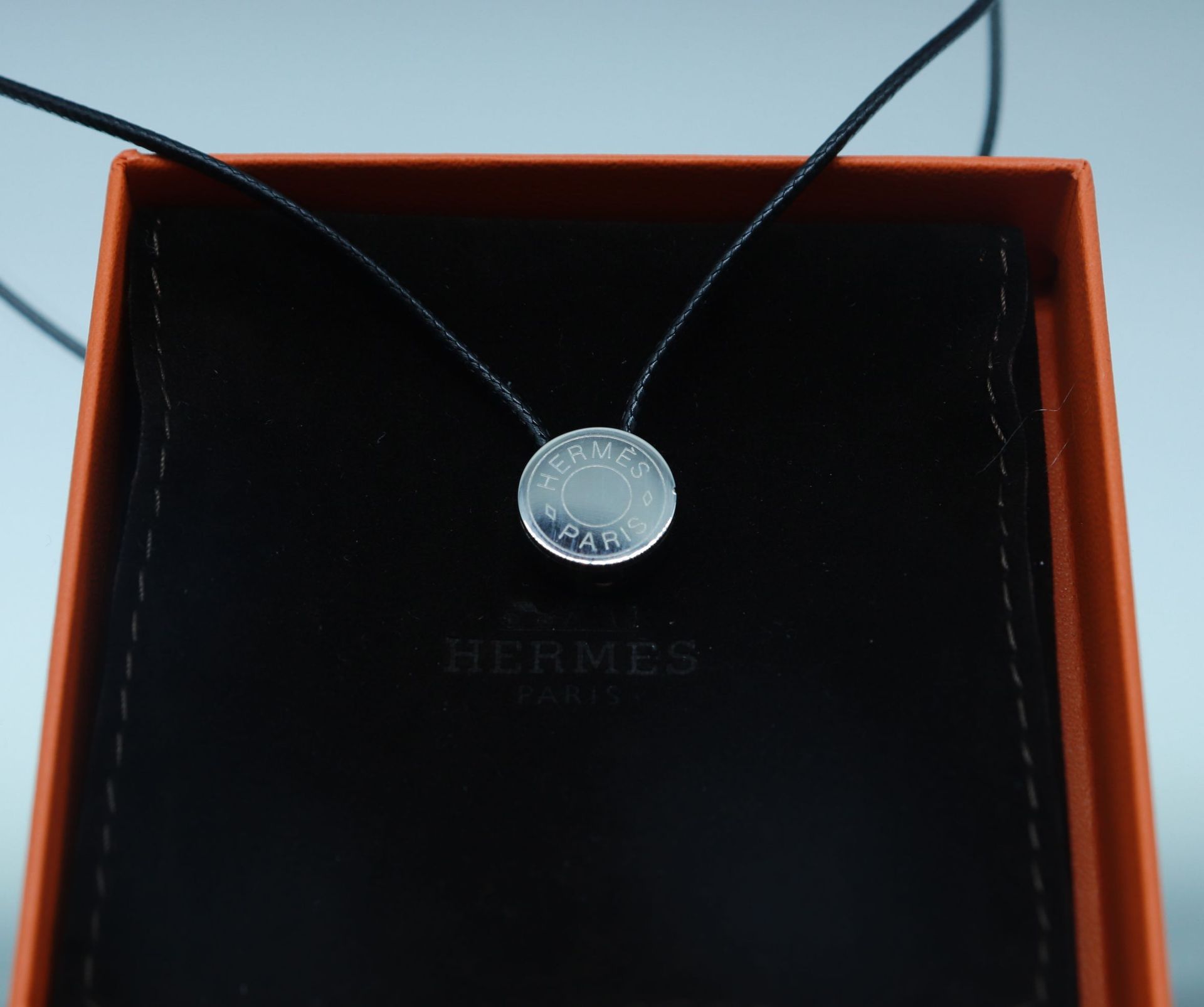 Null HERMES Paris 

Circular pendant in palladium-plated metal marked Hermès Par&hellip;