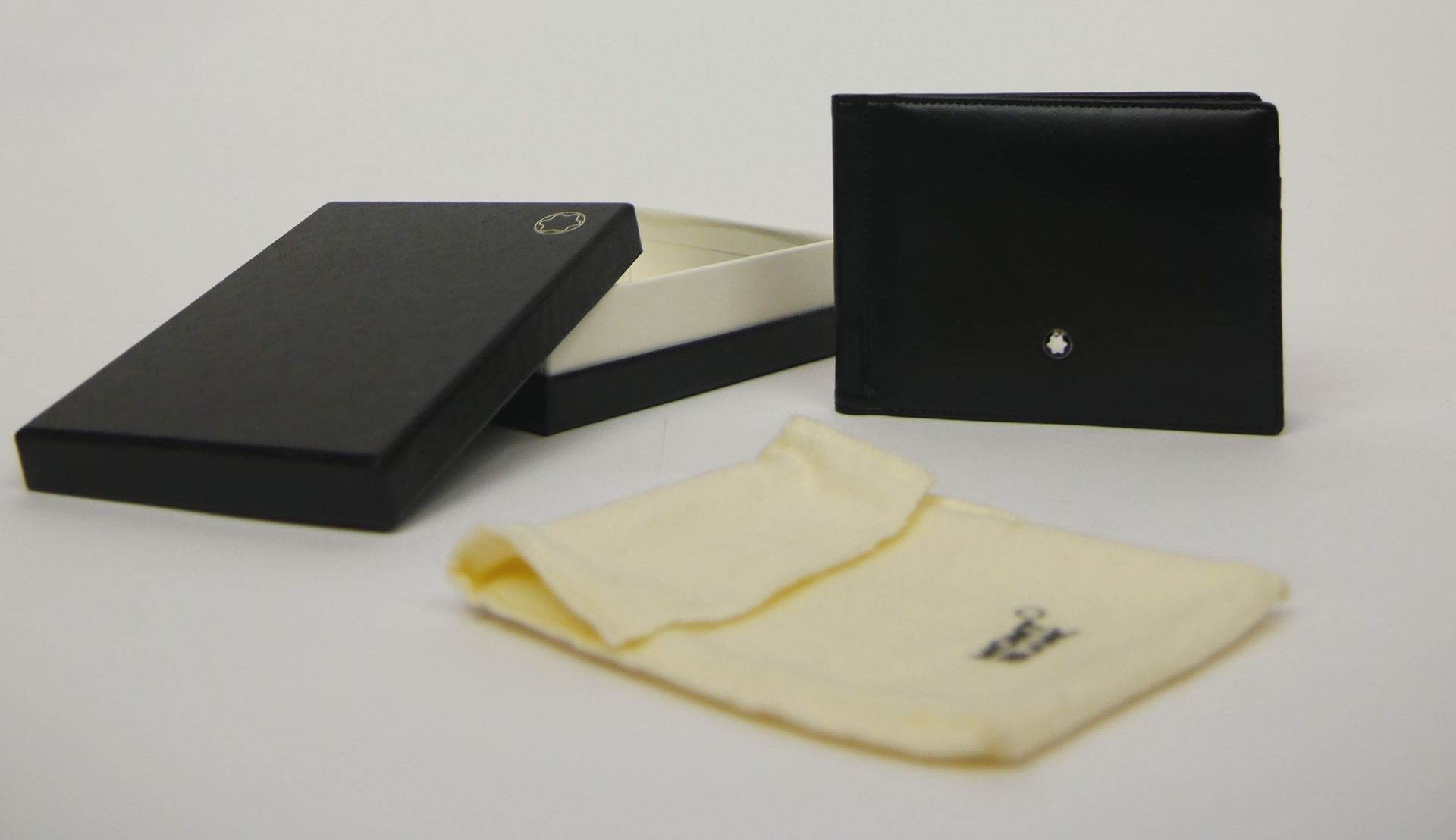 Null MONTBLANC 意大利制造

黑色皮革的钱包和皮包，有星星标志。

尺寸：8 x 11 cm

(状况非常好，在它的袋子和盒子里。）



拍卖会&hellip;