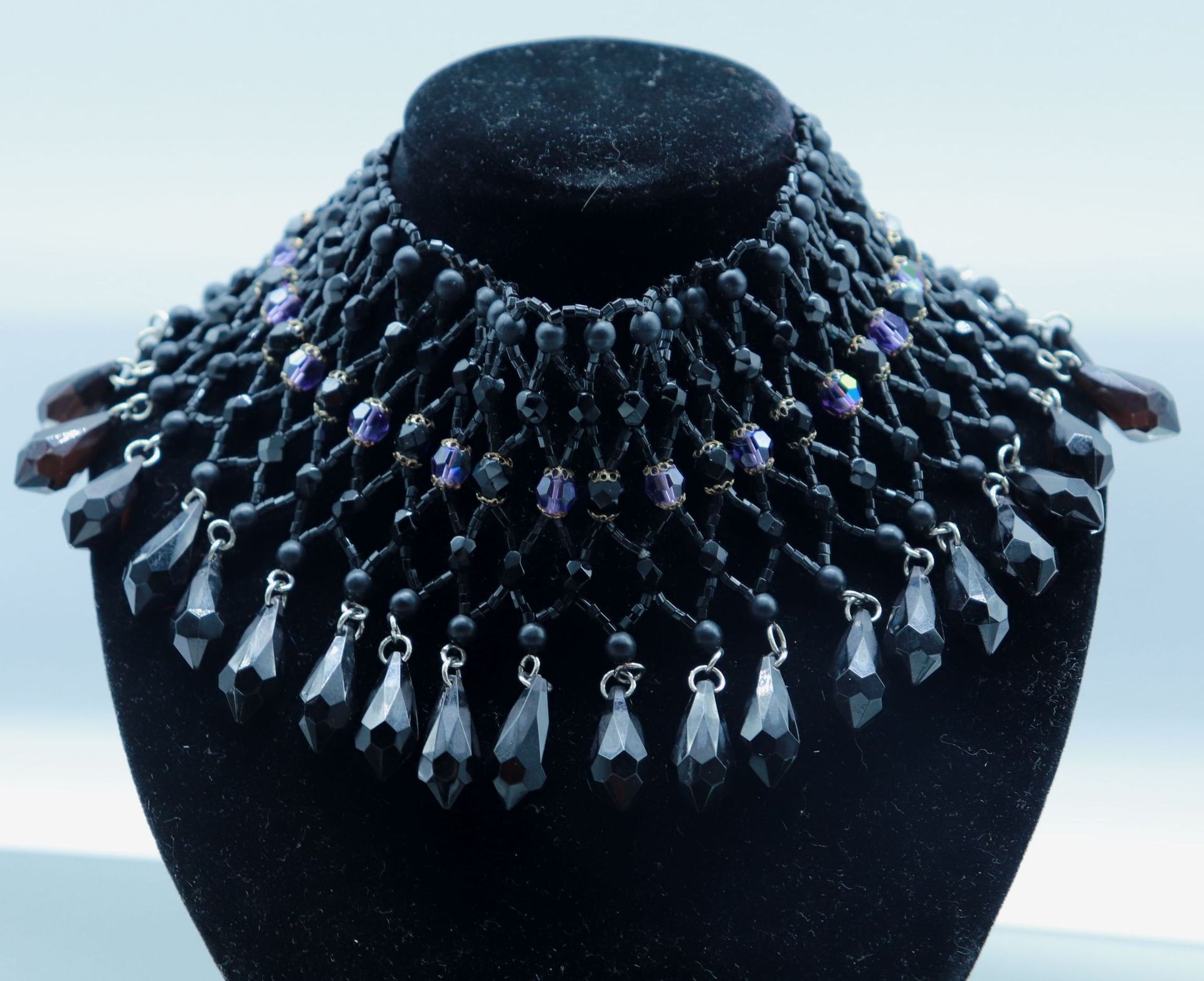 Null Black and purple faceted beads drapery necklace ending with cut pendants. L&hellip;