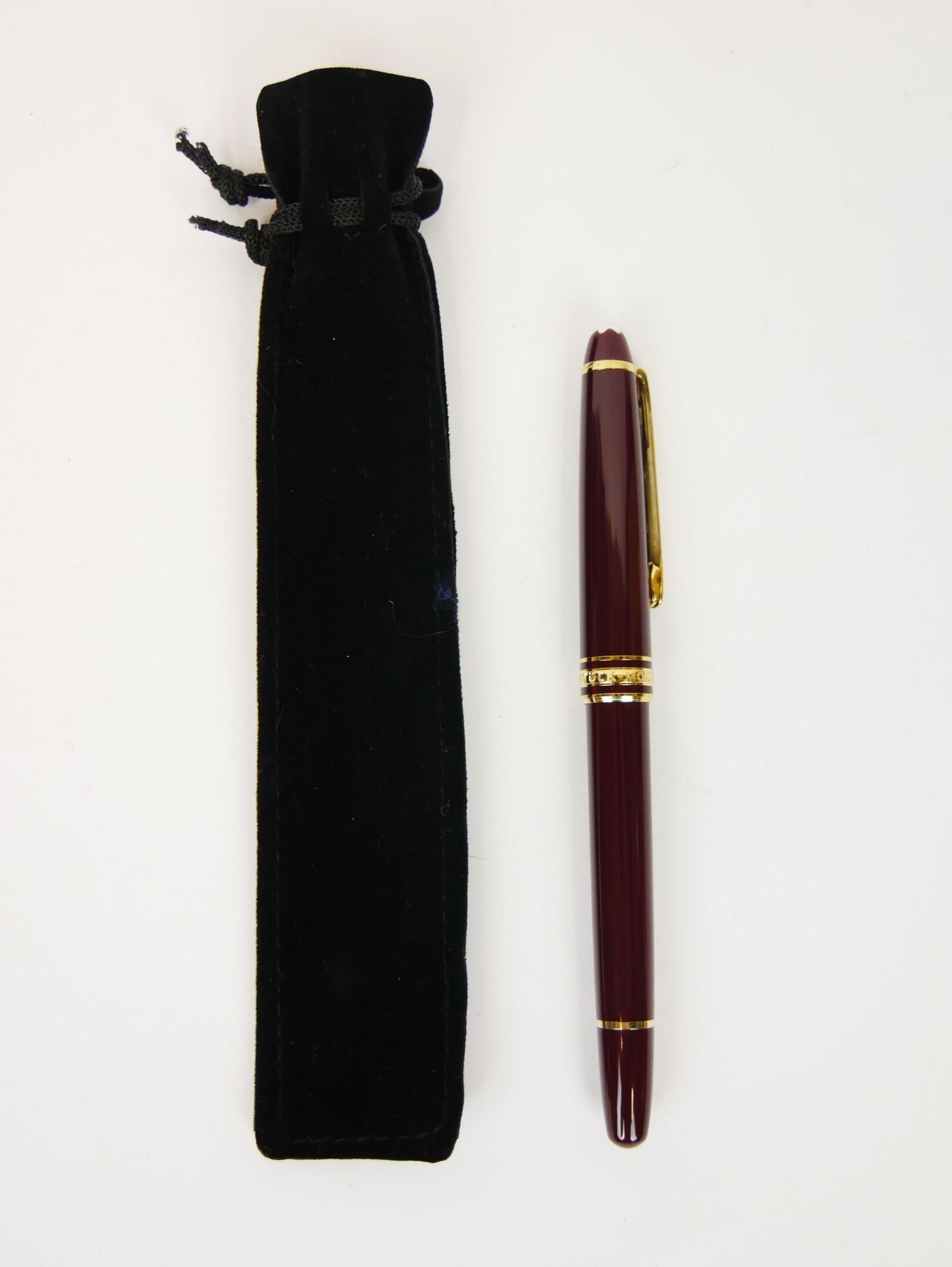 Null 蒙特布朗

Starwalker 163型滚珠笔，酒红色树脂，钯金属性。在其案例中

长度：14厘米

状况非常好/全新



抽签将于2021年12&hellip;