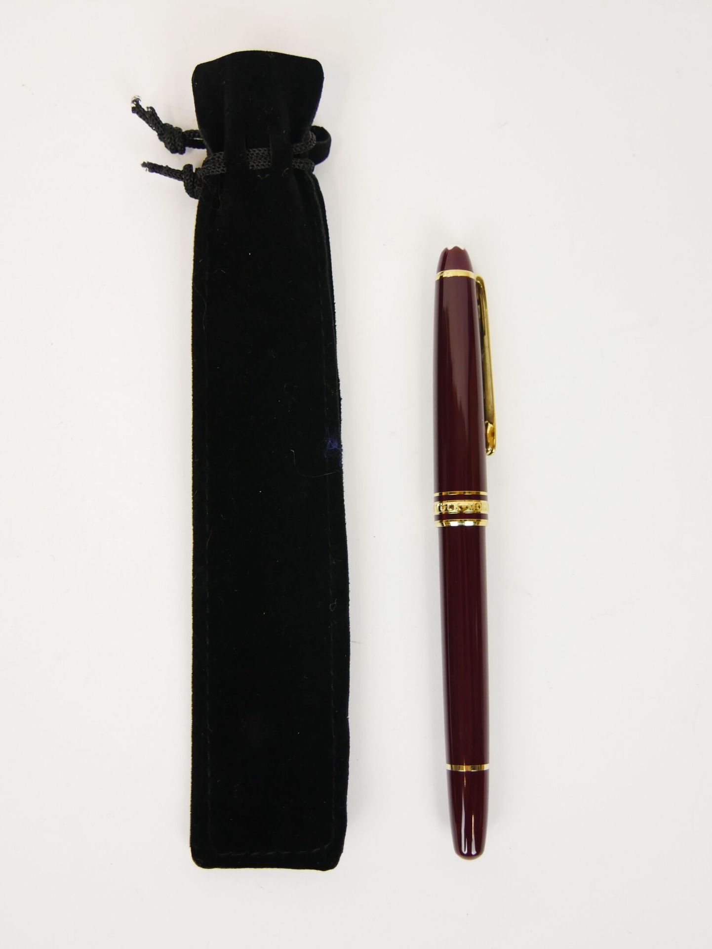 Null MONTBLANC

Stylo roller Starwalker modèle 163 en résine bordeaux, attributs&hellip;