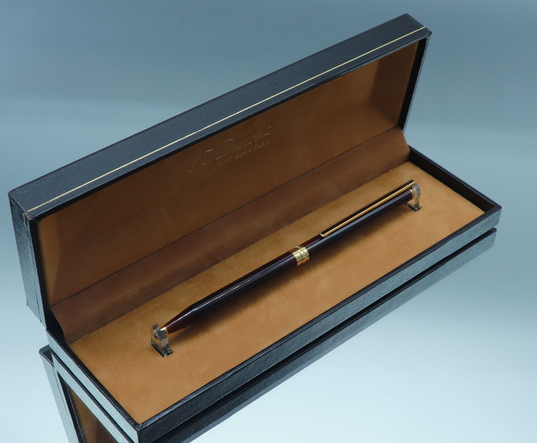 Null DUPONT

Kugelschreiber aus vergoldetem Metall und bordeaux-braunem Chinalac&hellip;