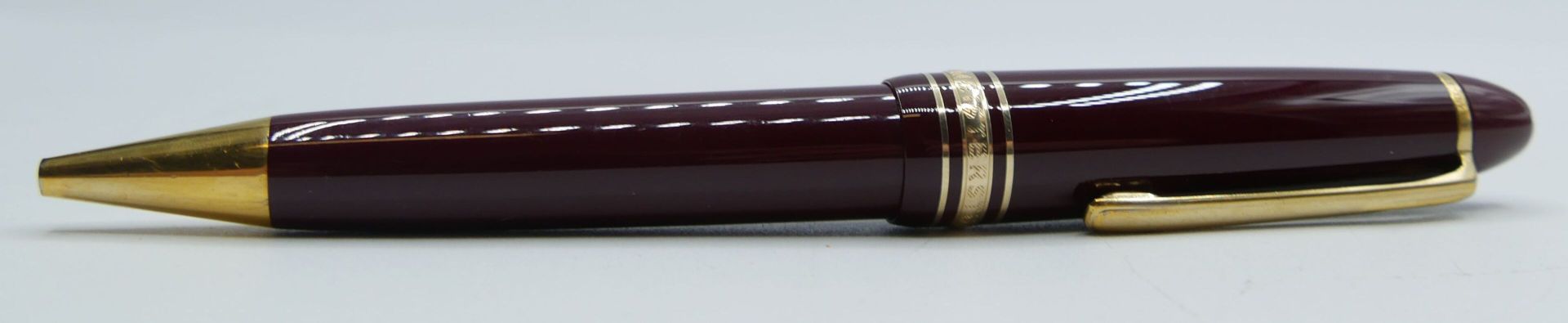 Null MONTBLANC :



Grand stylo bille LEGRAND en résine précieuse bordeaux avec &hellip;