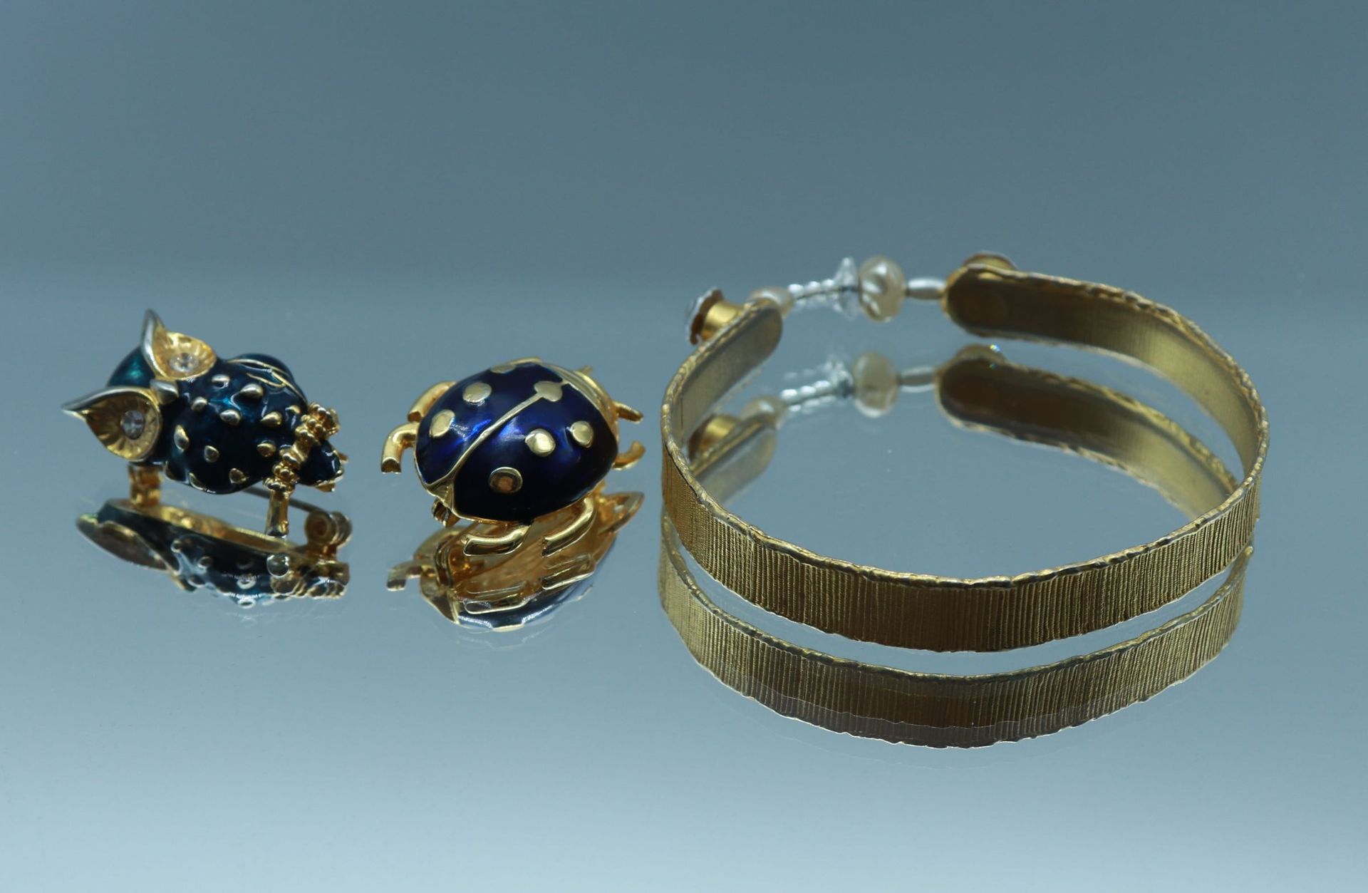 Null Christian LACROIX

镀银金属手镯，有珍珠和水钻。

直径：7厘米



附有两只代表猫头鹰和甲虫的鎏金金属昆虫。

长度： 3 cm&hellip;