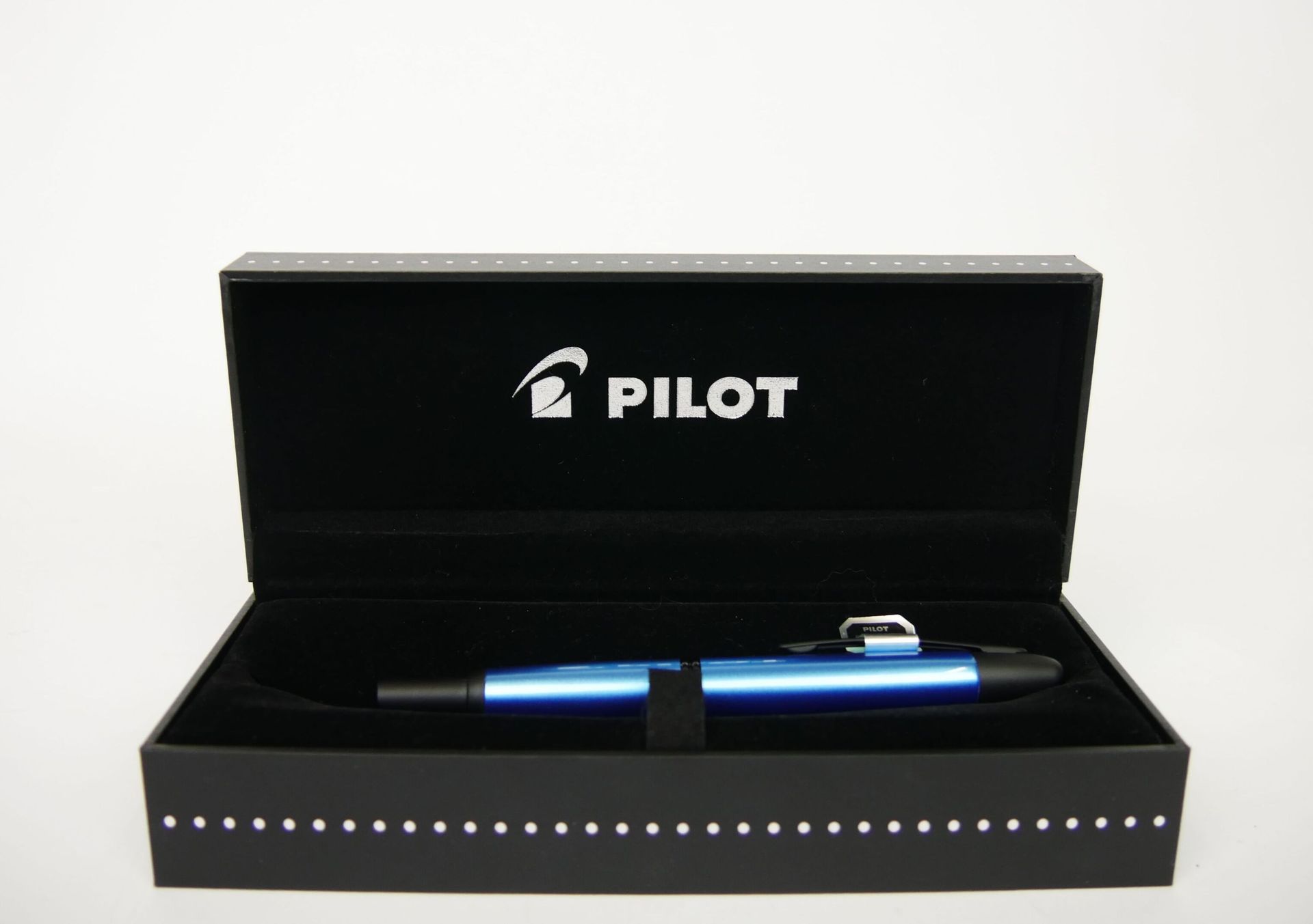Null PILOT JAPAN

Style plume modèle "Capless" en métal chrome bleu turquoise, p&hellip;