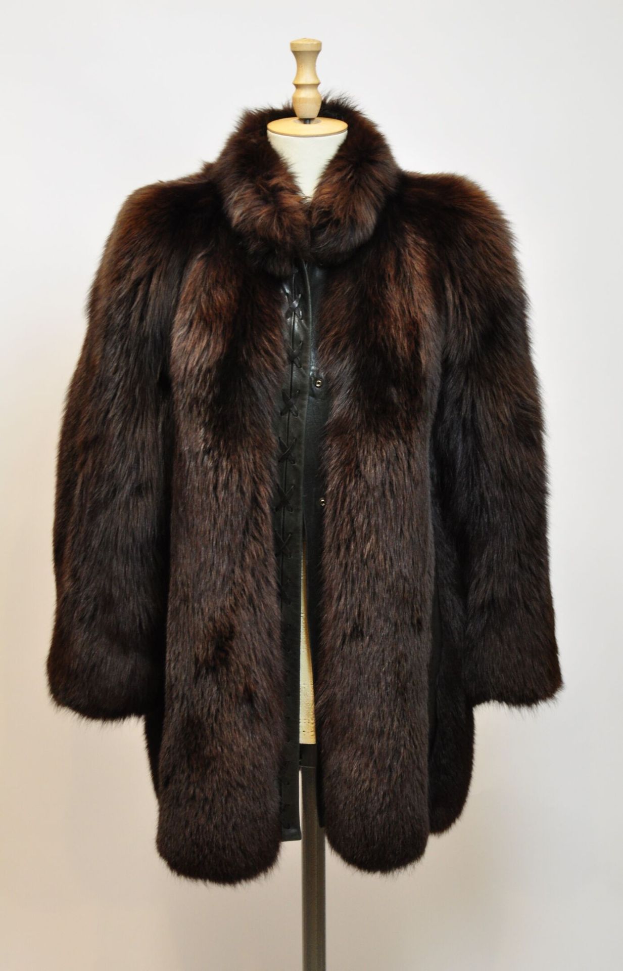 Null 狐狸皮外套，铜色亮点和黑色皮革。尺寸40

(状况良好，有一些磨损)





拍卖会将于2021年12月20日（星期一）在巴黎第十五区举行，只接受预&hellip;