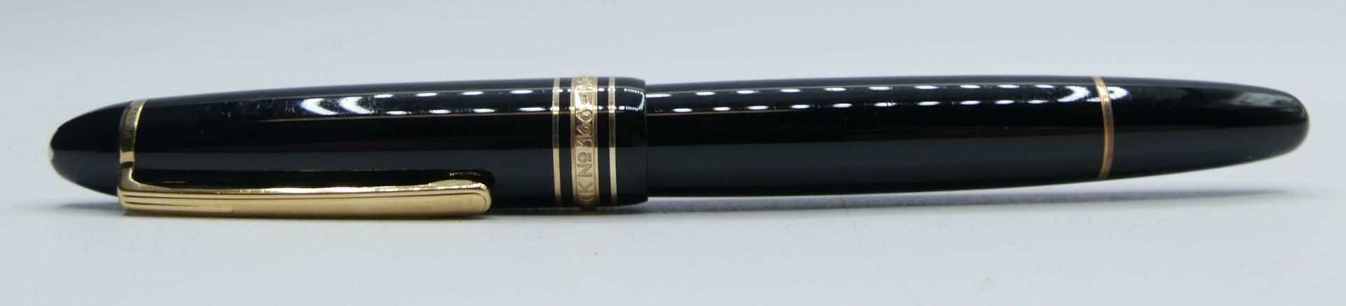 Null MONTBLANC :

Marker in black precious resin, golden attributes with its ref&hellip;