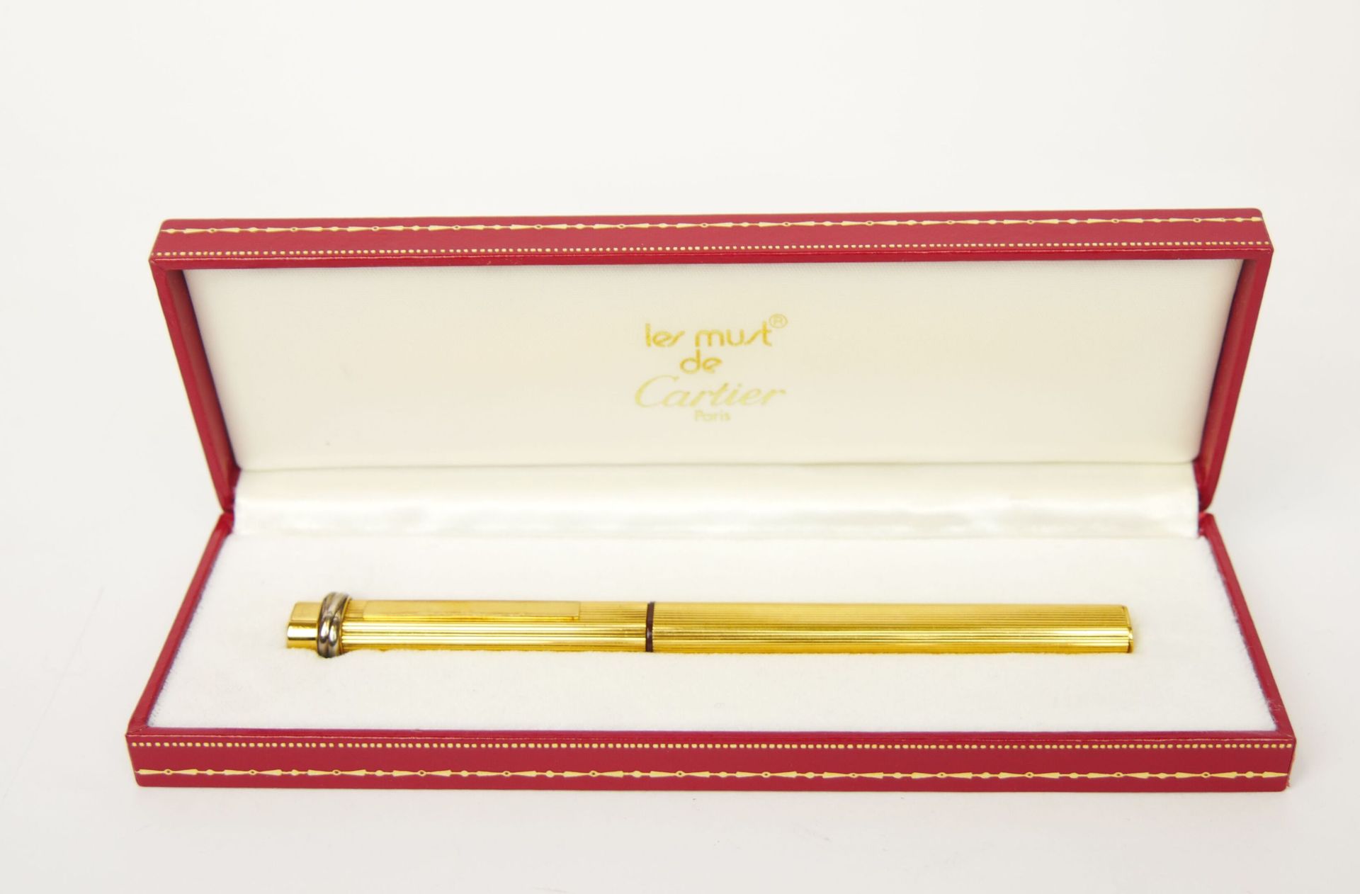 Null 巴黎卡地亚公司 法国制造

Must de Cartier "镀金笔，带镀金笔尖。

长度：13,8 cm

(在它的盒子里有墨盒)



拍卖会将于&hellip;