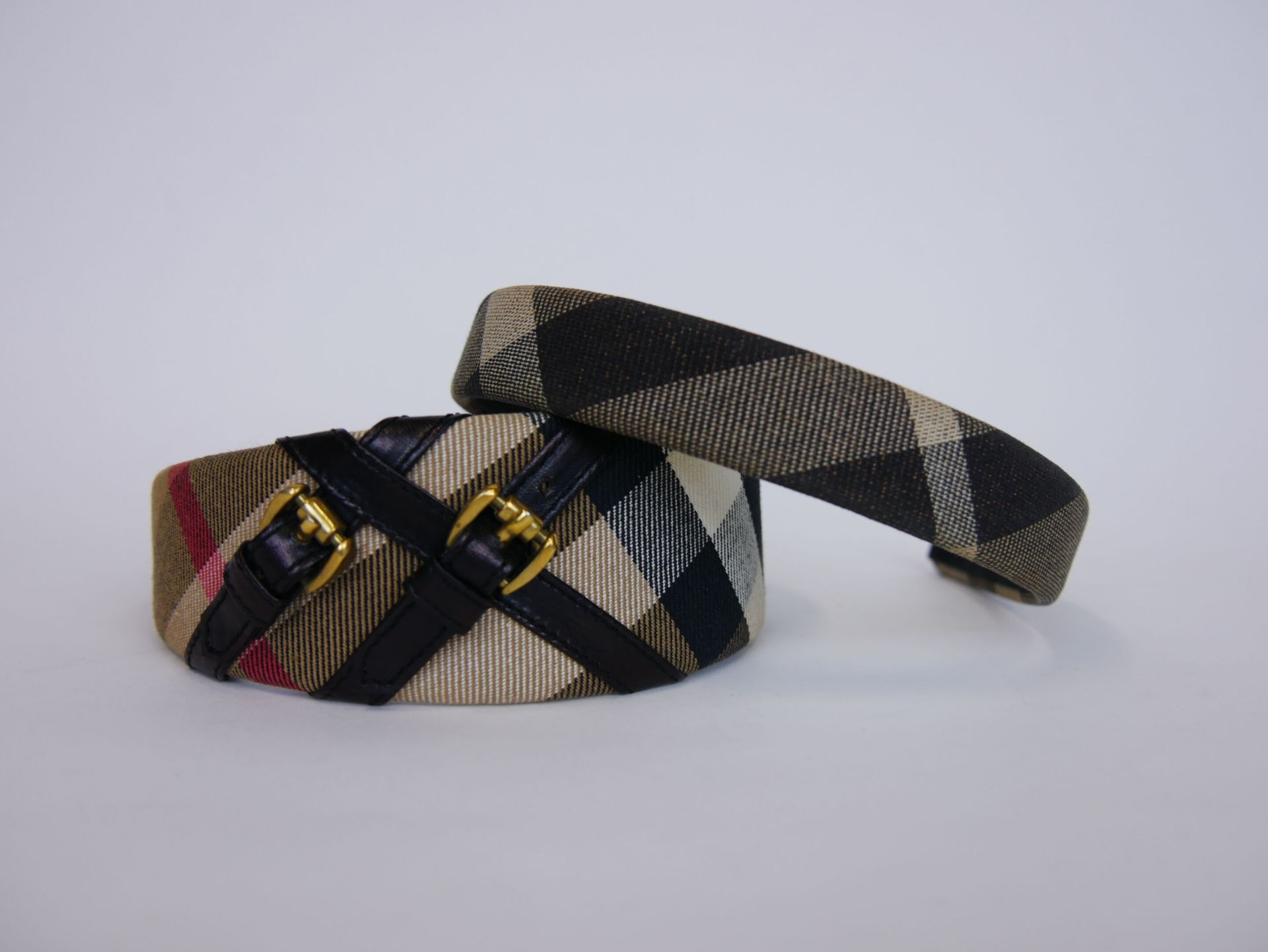 Null BURBERRY

Lot of two headbands in fabrics with tartan pattern and black lea&hellip;