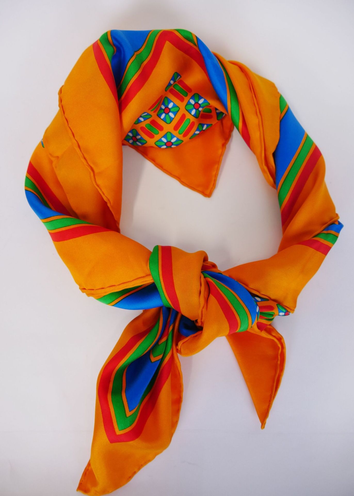 Null YVES SAINT LAURENT 

Pañuelo de seda rojo, verde y azul sobre fondo naranja&hellip;