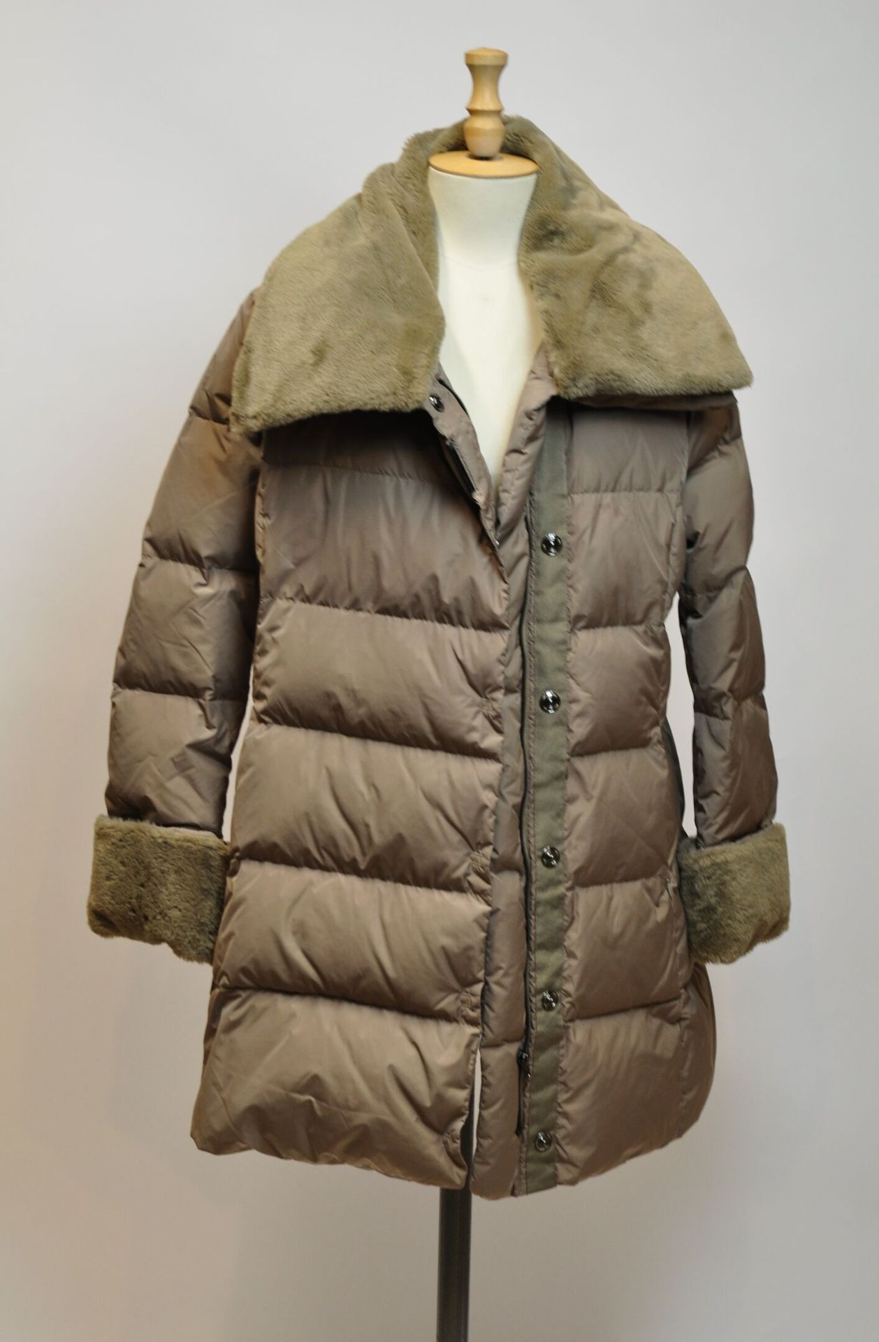 Null DEVERNOIS D-SPORT

Cappotto in piuma e piumino in beige, con colletto e man&hellip;