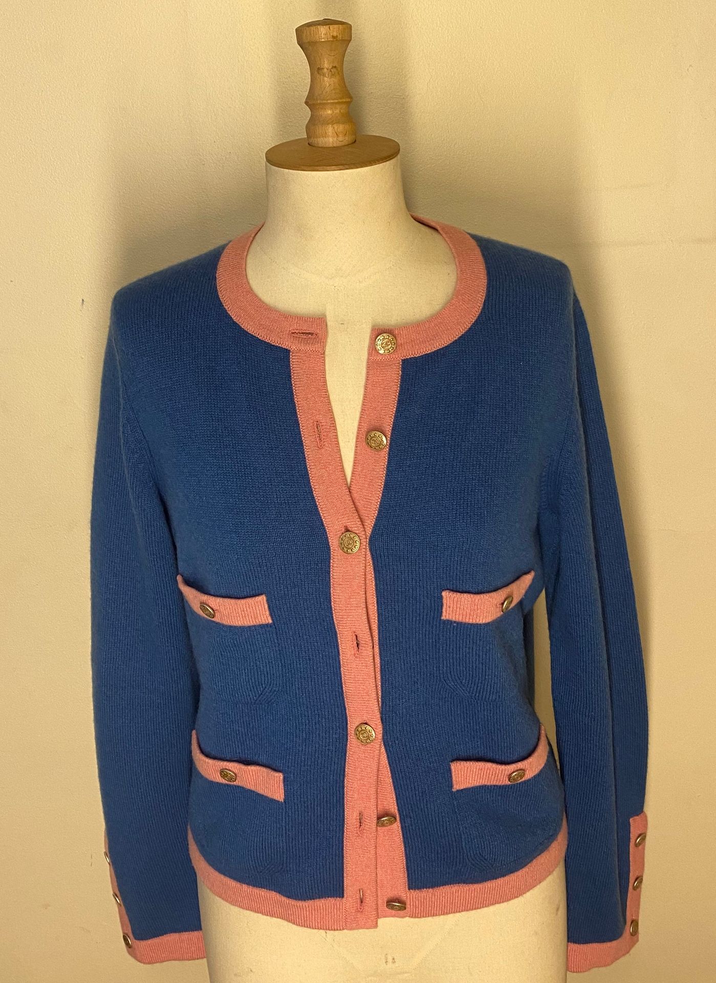 Null 香奈儿 英国制造

粉红色和蓝色羊绒开衫，有字母图案的纽扣。尺寸40

(小污点)



拍卖会将于2021年12月20日（星期一）在巴黎第十五区举行&hellip;