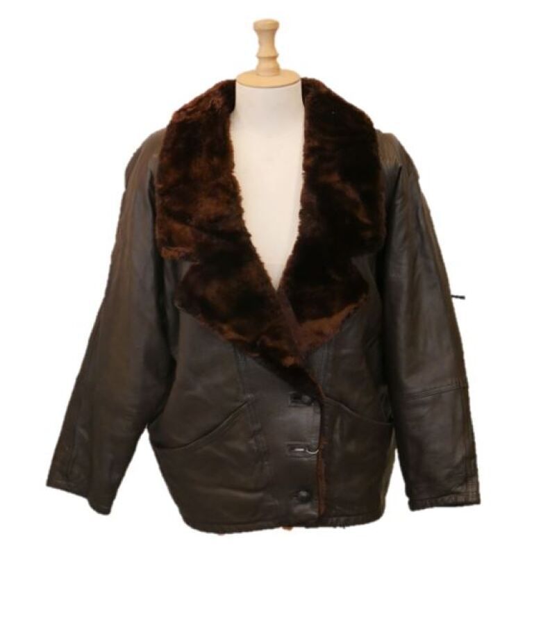Null Manteau en cuir 

Large col et intérieur en mouton 

Taille : 42/44 



Éta&hellip;