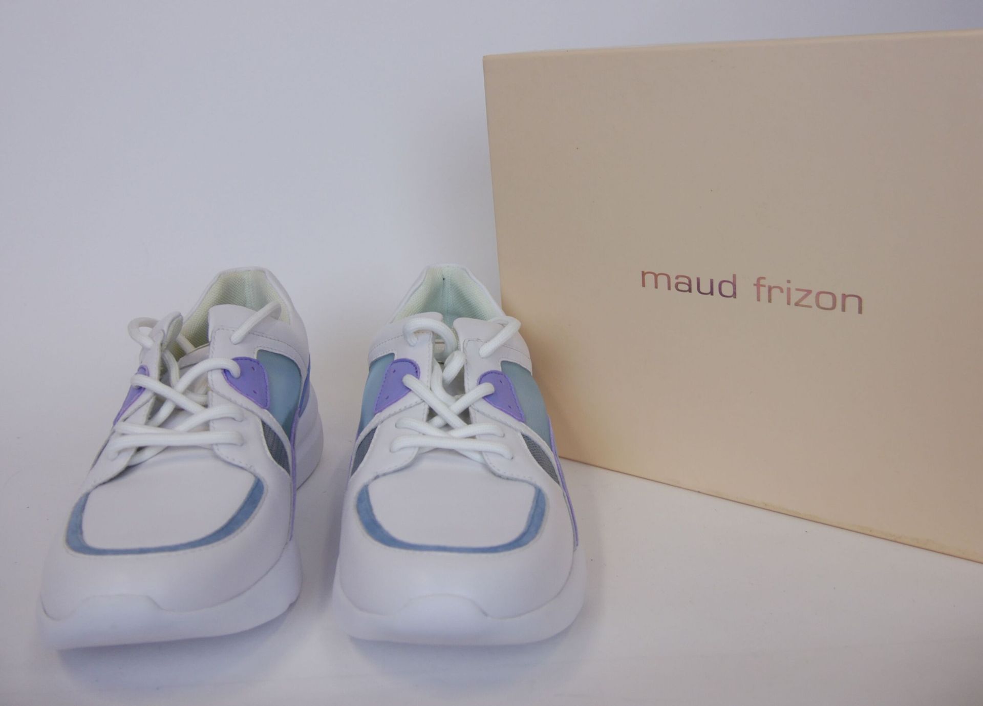 Null MAUD FRIZON

Pair of white leather sneakers. Size 41



The withdrawal of t&hellip;