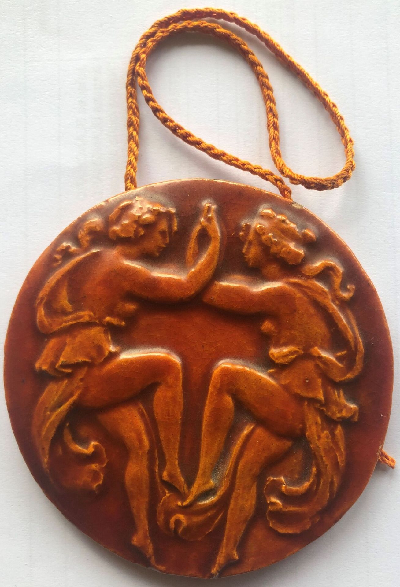 Null 理查德-吉诺 (1890-1973)

珐琅彩陶器奖章，两个酒神之舞，有小挂绳。

背面刻有签名

直径：7.5厘米



2021年12月20日（星&hellip;