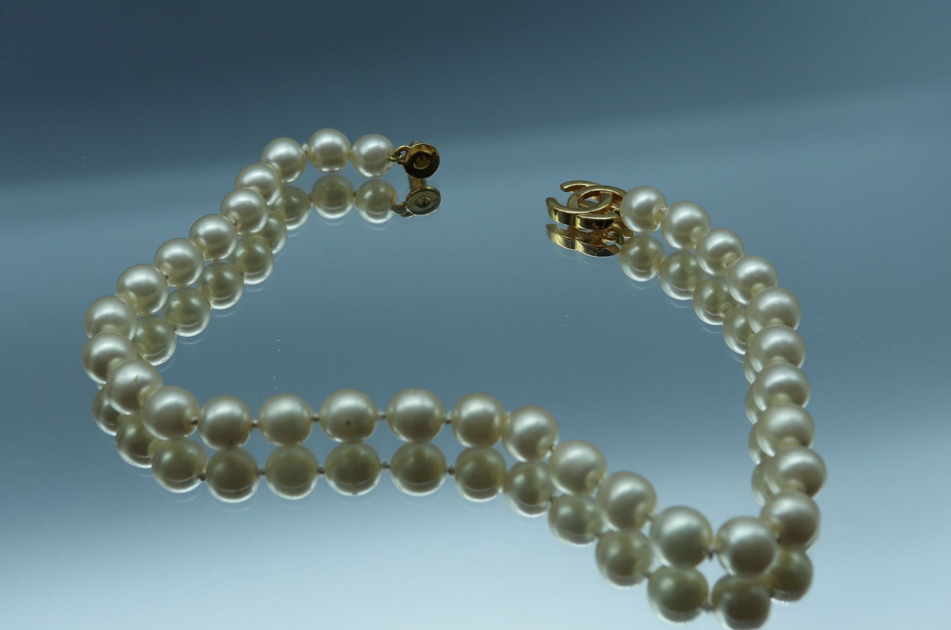 Null CHANEL Made in France. Kollektion Frühjahr 1997

Perlenkette mit Monogramm-&hellip;