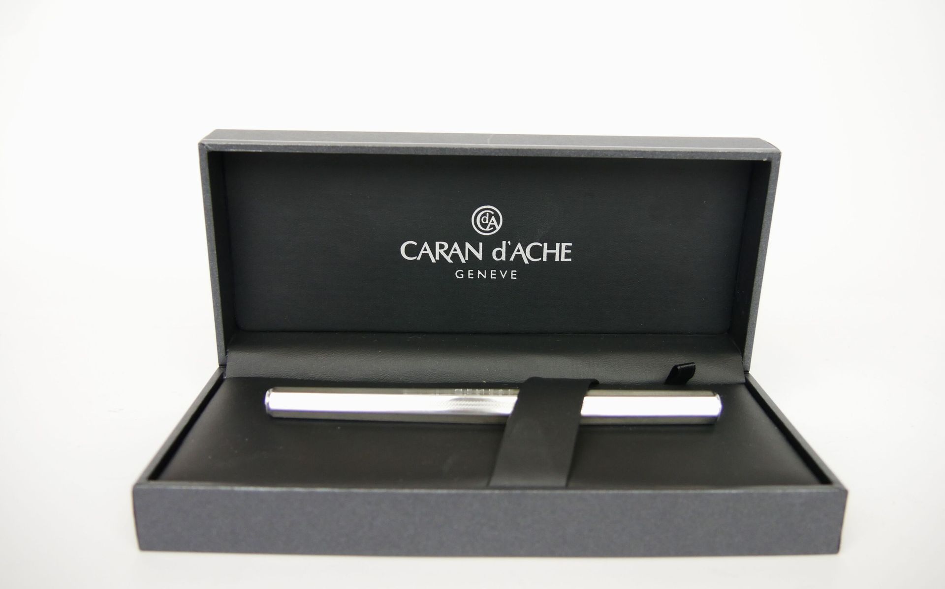 Null CARAN D'ACHE

Hexagonal silver plated fountain pen with cut sides, the fine&hellip;