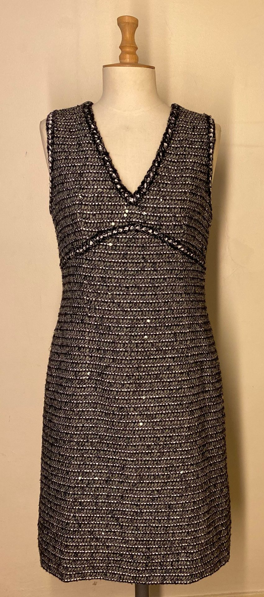 Null CHANEL Made in France

Black and white tweed dress with monogrammed black s&hellip;