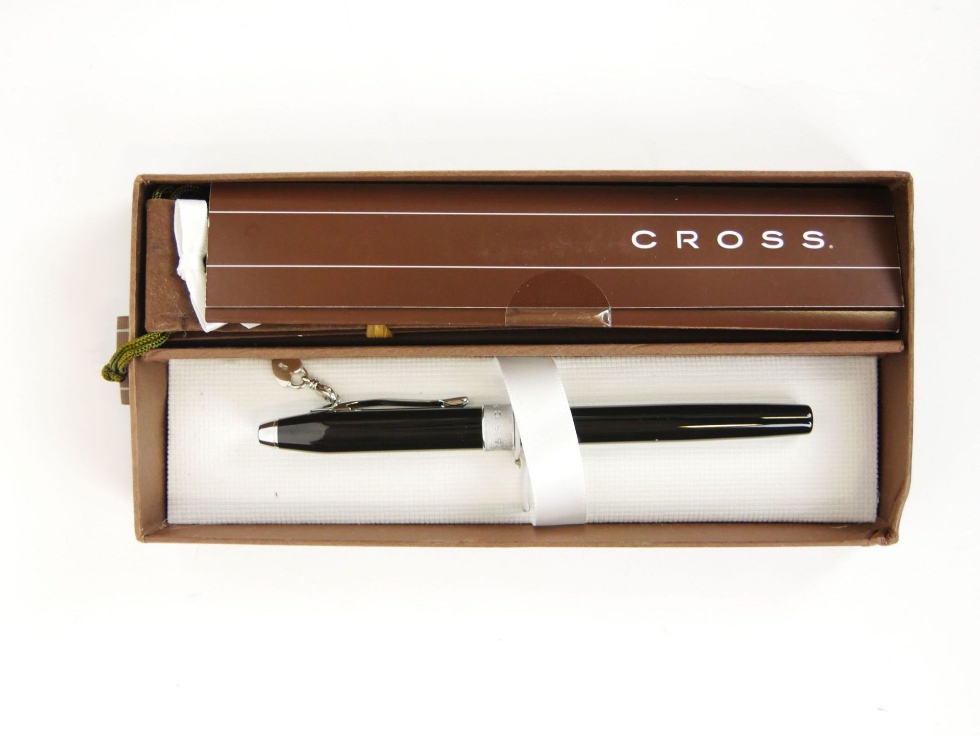 Null 横向

黑色漆面金属钢笔，带有心形吊饰。

长度： 13.5 cm

(在它的盒子里，有箱子）



抽签将于2021年12月20日（星期一）在巴黎第&hellip;