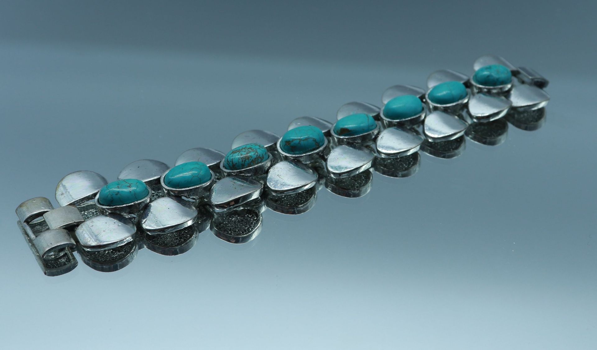 Null Bracelet en métal argenté articulé et turquoises. Longueur : 19 cm 



Le r&hellip;