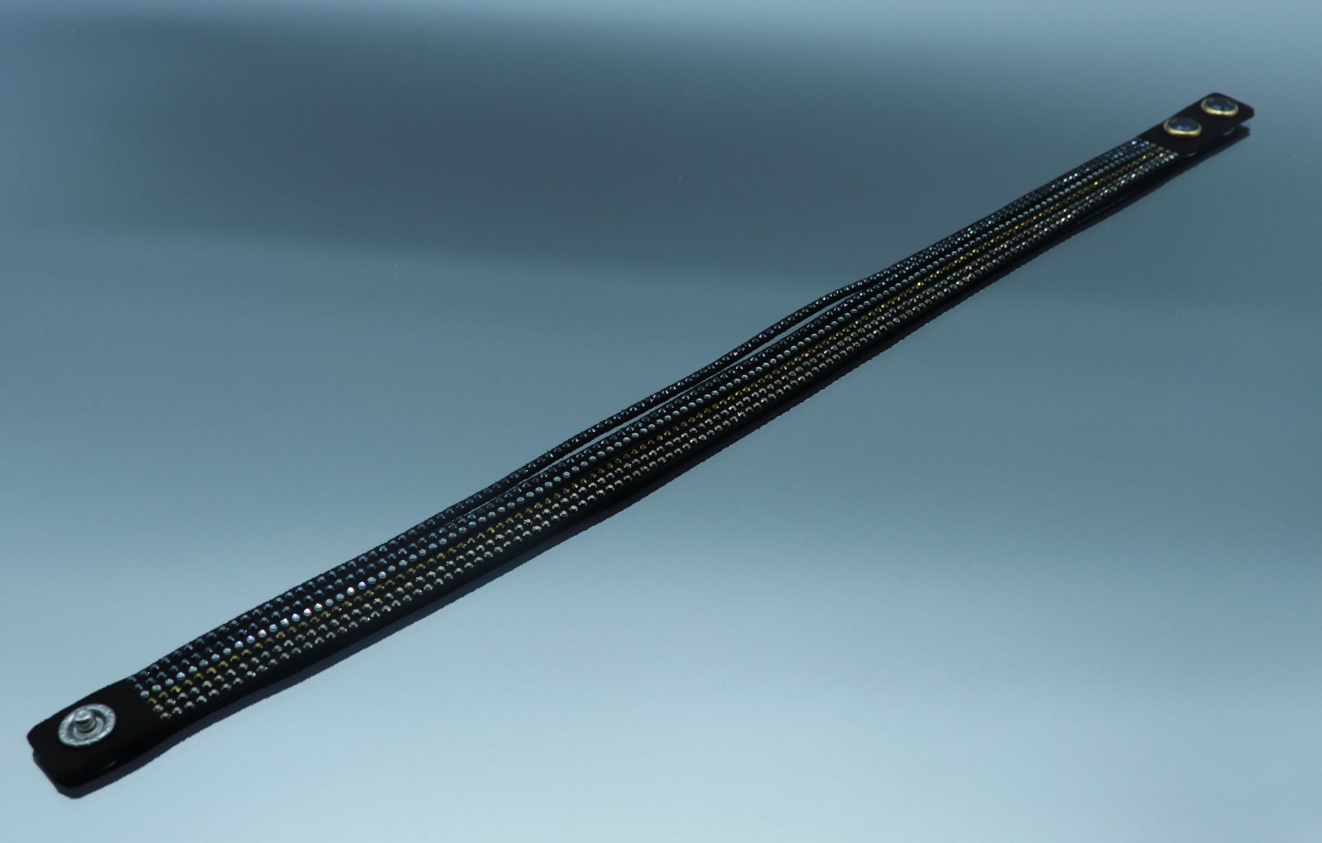 Null SWAROVSKI

Pulsera doble en ante negro y pedrería. Longitud: 39 cm (en su c&hellip;