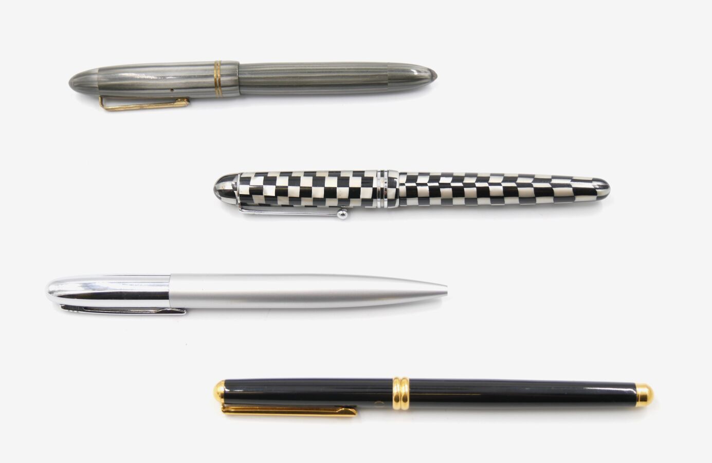 Null Juego de cuatro bolígrafos clásicos que incluyen : 

Dos plumas estilográfi&hellip;