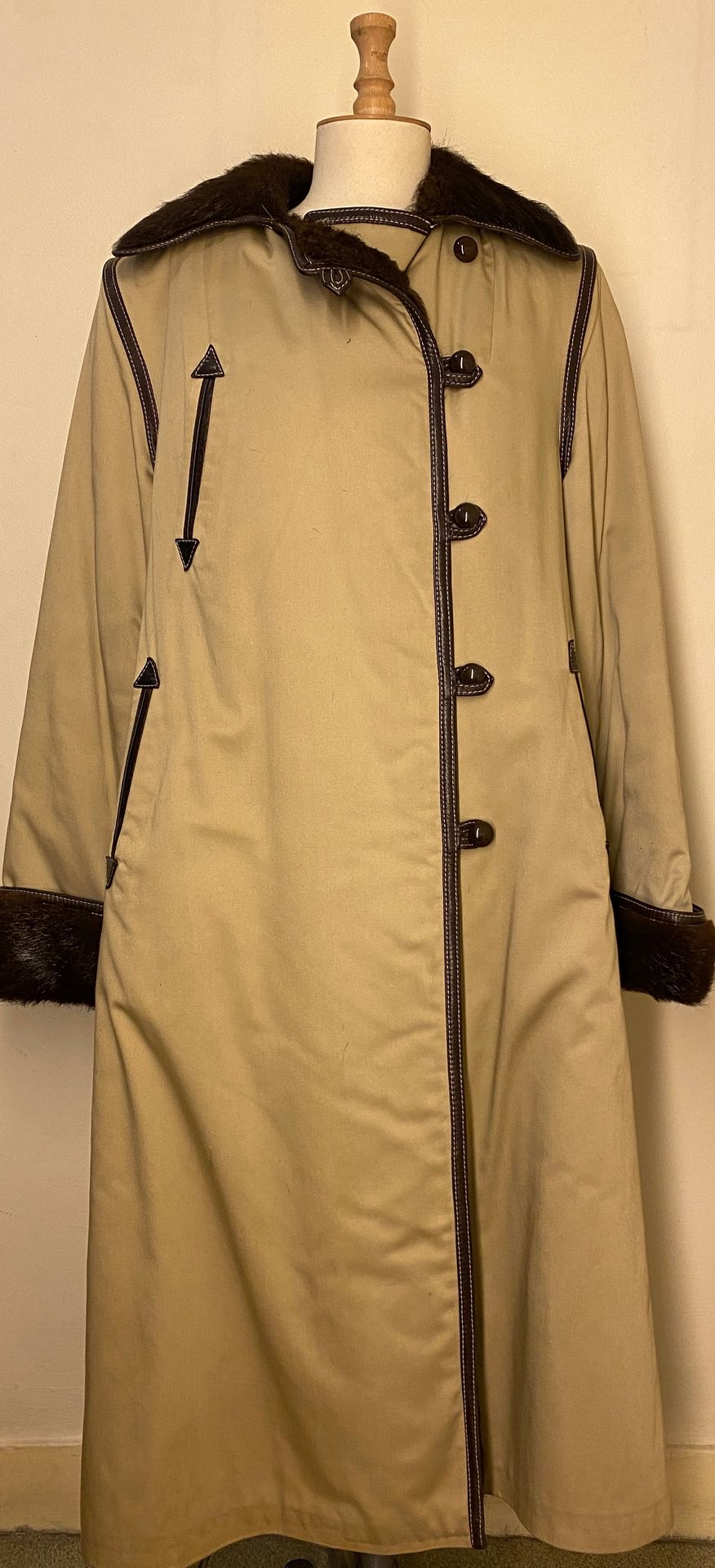 Null JACQUES LAURENT 巴黎

米色刺绣大衣，可拆卸的棕色海狸衬里，棕色皮革和树脂按钮。尺寸40/42



拍卖会将于2021年12月20日&hellip;