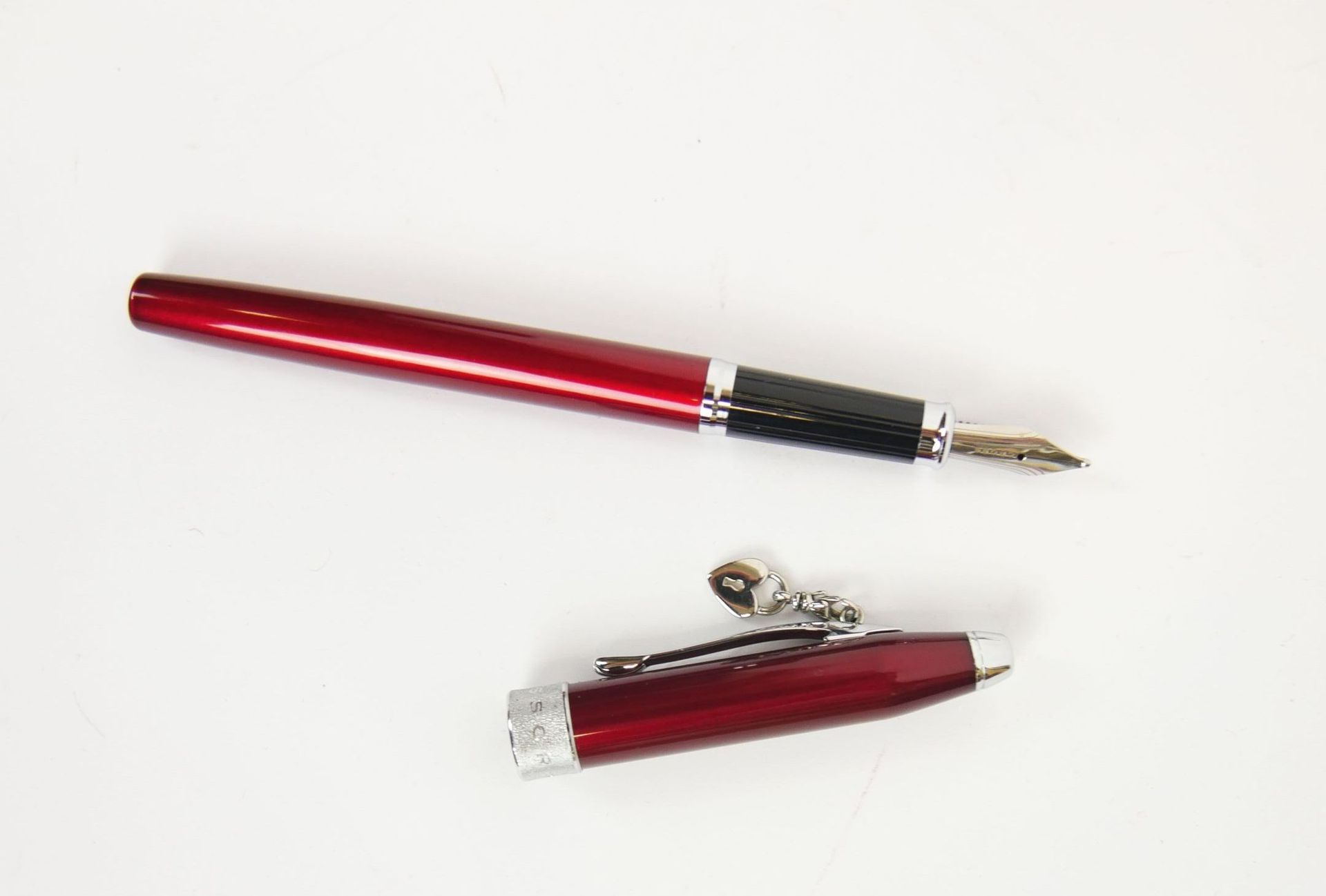 Null CROSS 

Fountain pen in red lacquered metal, with heart-shaped lock charm. &hellip;