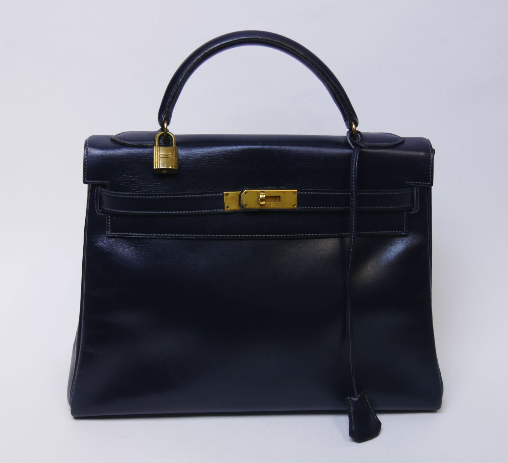 Null HERMES Paris

Kelly bag, navy blue box, gilded metal fittings, key, padlock&hellip;