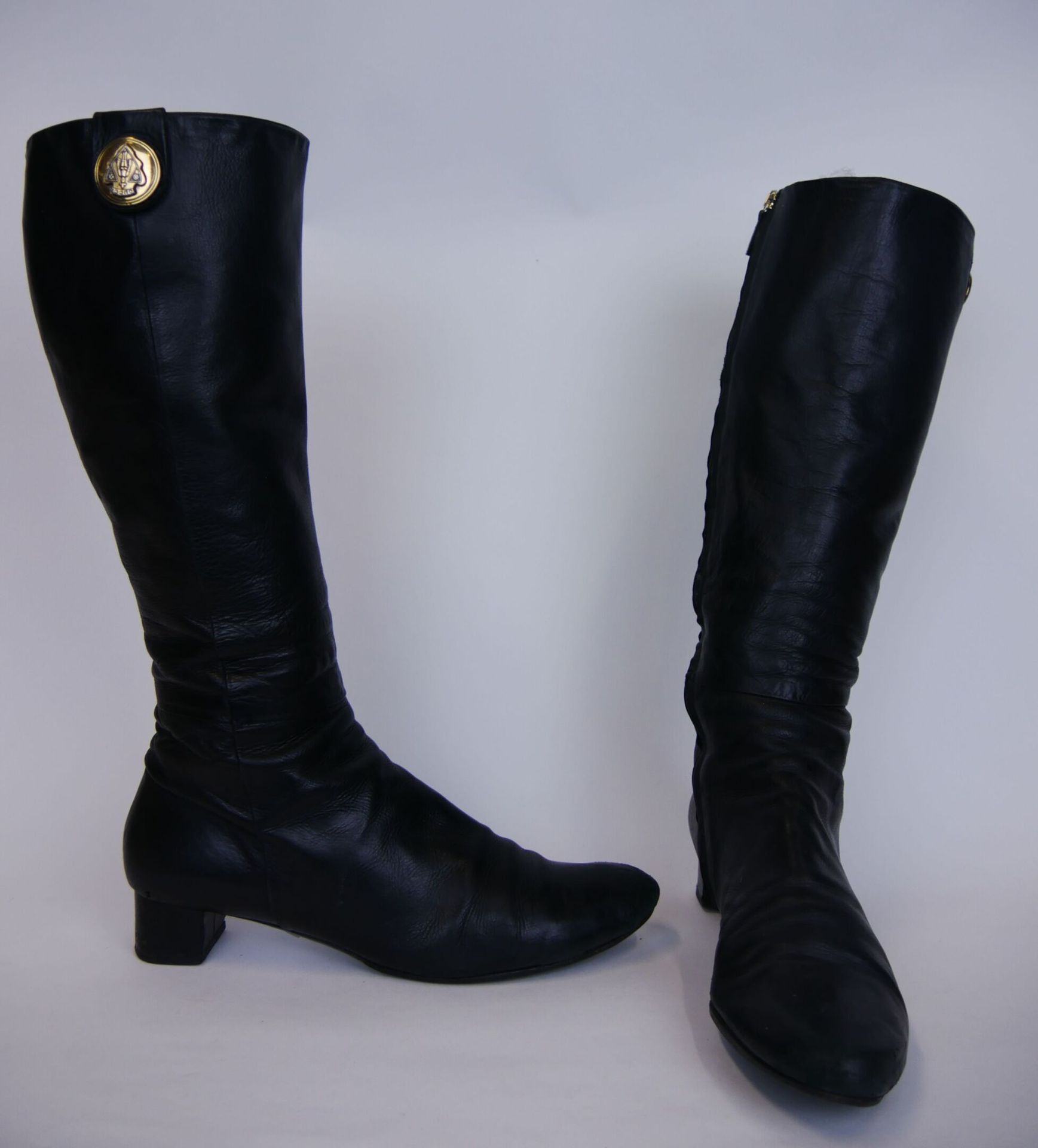 Null GUCCI 

Ein Paar Stiefel aus weichem, schwarzem Leder. Größe 12



Die Abho&hellip;