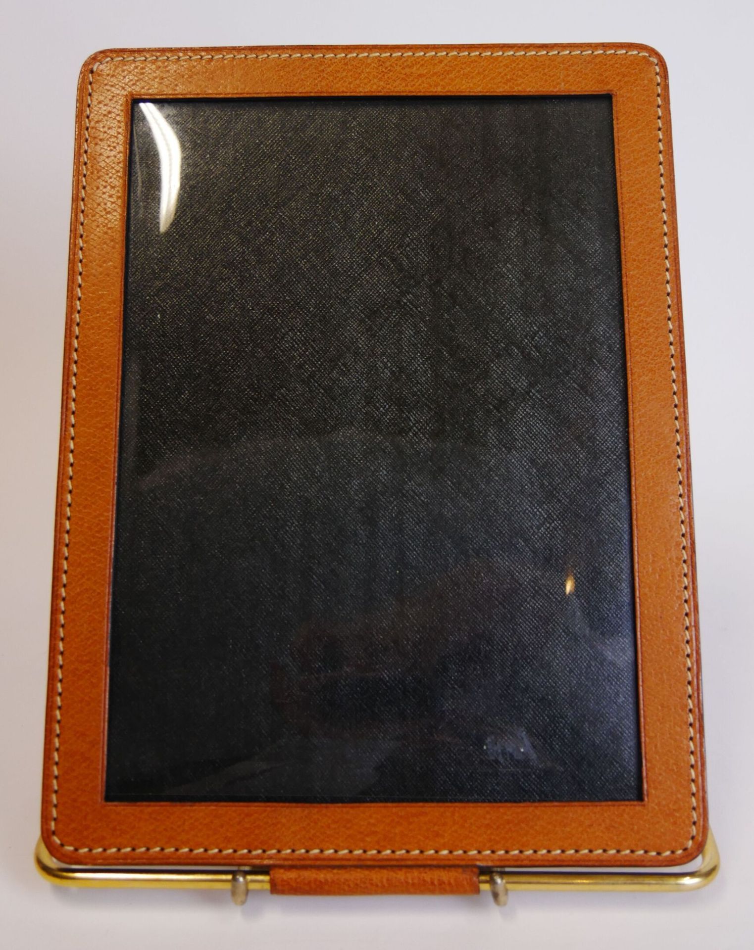 Null 龙昌普

棕色皮革框架，米色缝线，镀金的金属展示系统。尺寸：21 x 27厘米（在其展示盒中）



抽签将于2021年12月20日（星期一）在巴黎第&hellip;
